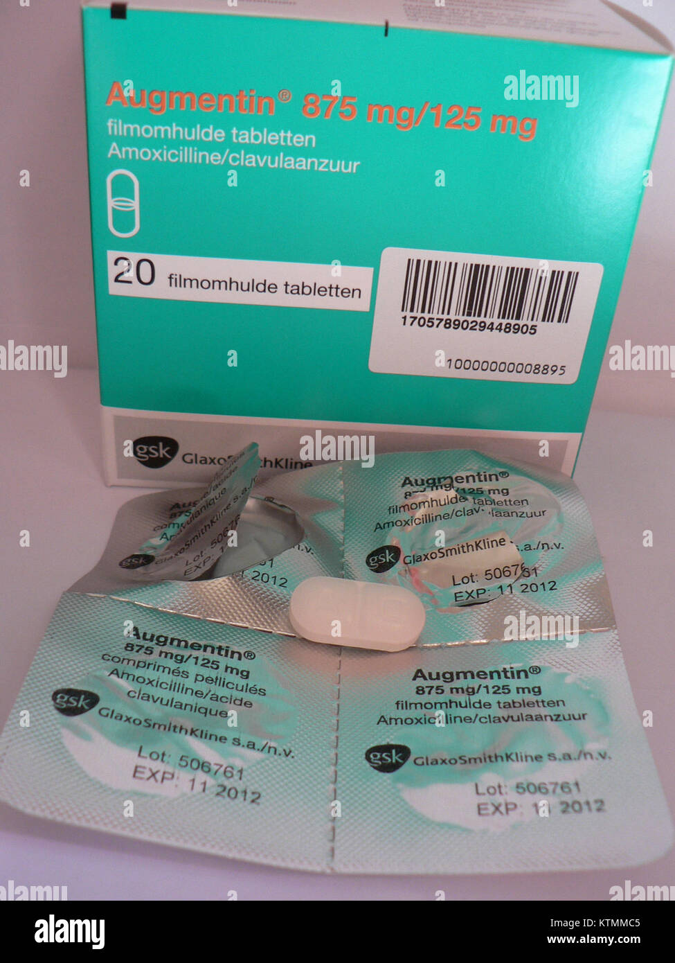Augmentin ist ein Kombinationsantibiotikum, das Amoxicillin und Clavulansäure enthält und zur Behandlung bakterieller Infektionen angewendet wird. Die Dosierung von 875 mg/125 mg wird häufig bei Erkrankungen wie Lungenentzündung, Bronchitis und Harnwegsinfektionen verschrieben. Es wirkt, indem es das Bakterienwachstum hemmt und die Wirksamkeit von Amoxicillin verbessert. Stockfoto