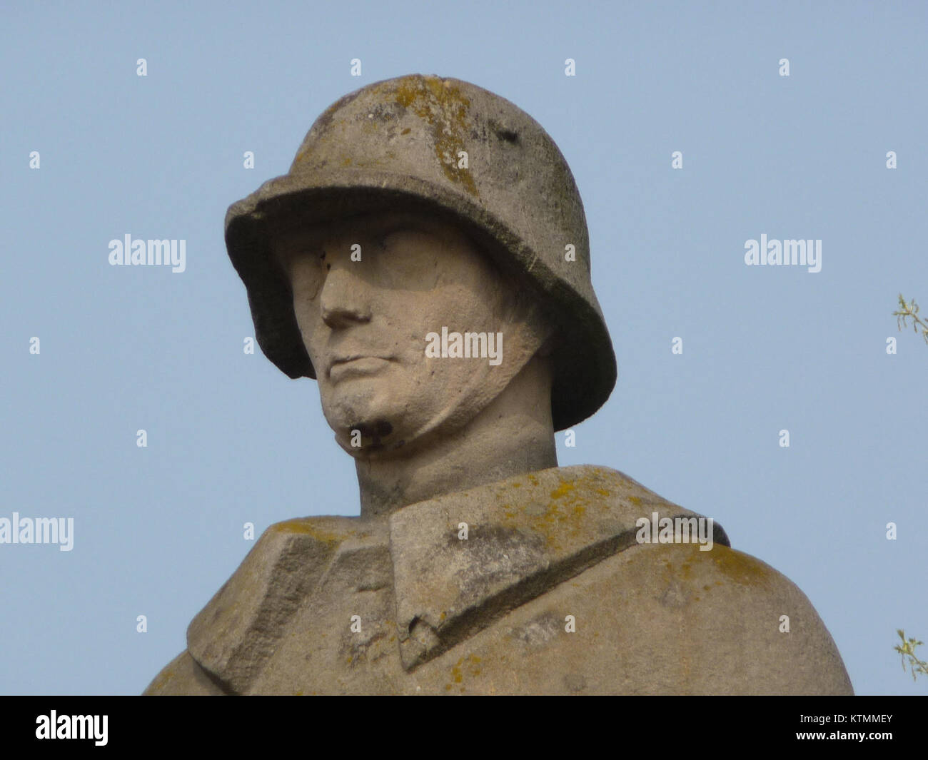 Das Kriegerdenkmal Berghausen ist ein Kriegsdenkmal in Deutschland, das den Kriegern gewidmet ist. Das Denkmal ehrt die Soldaten und ihre Opfer und dient als historische Gedenkstätte. Stockfoto