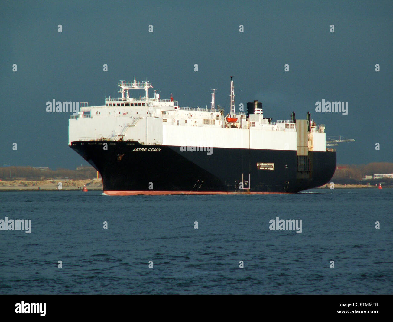 Ein Bild des Astro Coach P12, eines Modells des Intercity-Busses, das für sein Design und den Komfort der Passagiere bekannt ist und in verschiedenen Verkehrsmitteln eingesetzt wird. Stockfoto