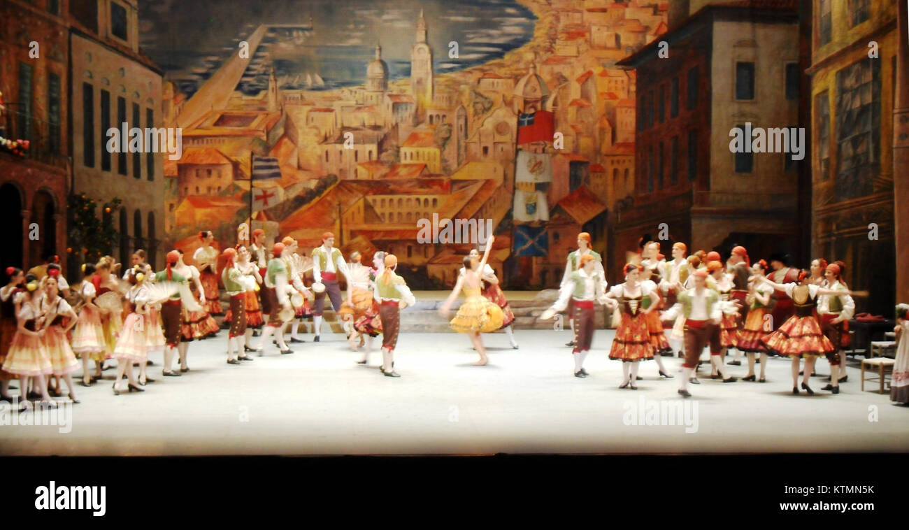 Diese Vorstellung von Don Quichotte, dem ersten Akt des Balletts, fängt die Pracht der Geschichte ein und verbindet dramatische Choreografie mit komplizierter Musik. Das Ballett präsentiert eine einzigartige Interpretation der klassischen Geschichte. Stockfoto