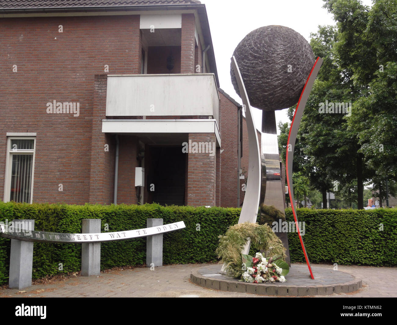Das Bakel-Kriegsdenkmal an der Ecke der Dorpsstraat erinnert an diejenigen, die während des Krieges dienten und starben. Dieses Denkmal erinnert an die historischen Ereignisse, die die Region geprägt haben, und ehrt militärische Opfer. Stockfoto