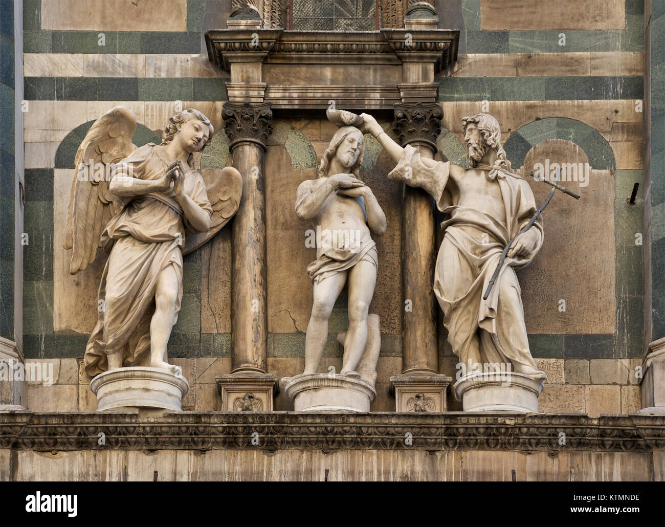 Dieses Bild zeigt eine Kopie der *Taufe Christi*, ein bedeutendes Kunstwerk, das ursprünglich im Baptisterium von Florenz lag. Das Originalkunstwerk ist ein Meisterwerk der Renaissance-Kunst, das das biblische Ereignis der Taufe Christi darstellt. Stockfoto
