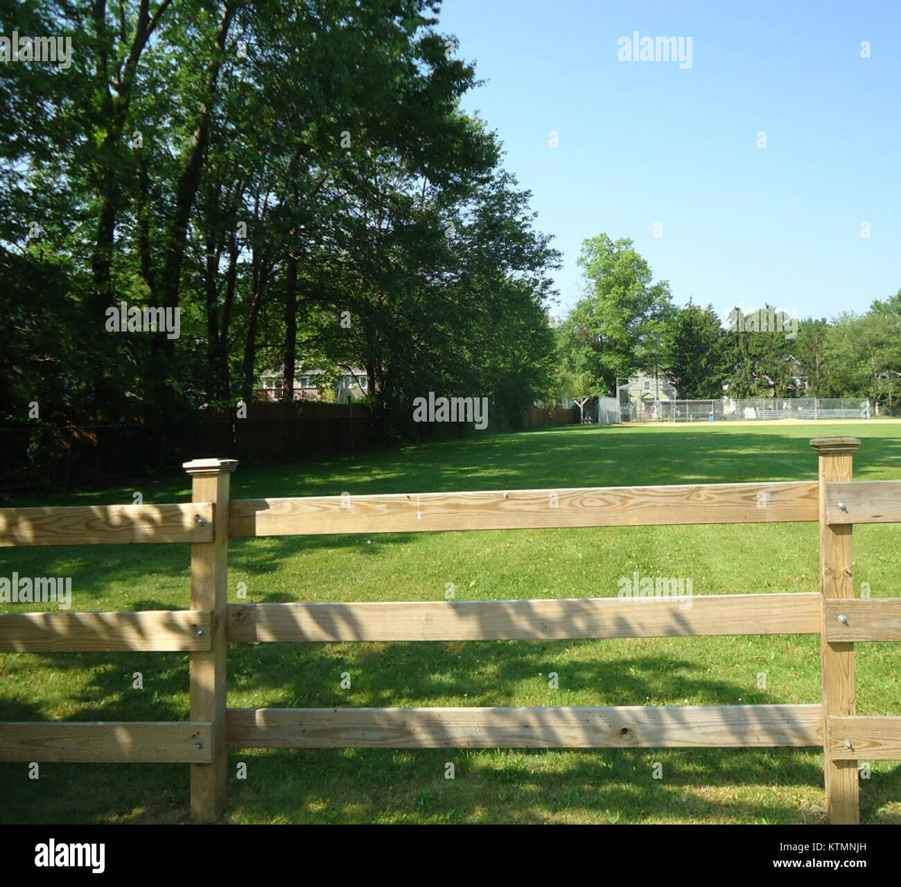 Ein Ballplatz in Berkeley Heights, New Jersey, ist von einem Zaun umgeben, der einen Erholungsraum für sportliche Aktivitäten bietet. Dieses Feld dient der lokalen Gemeinde für Spiele und Sportveranstaltungen und trägt zu den öffentlichen Einrichtungen der Gegend bei. Stockfoto