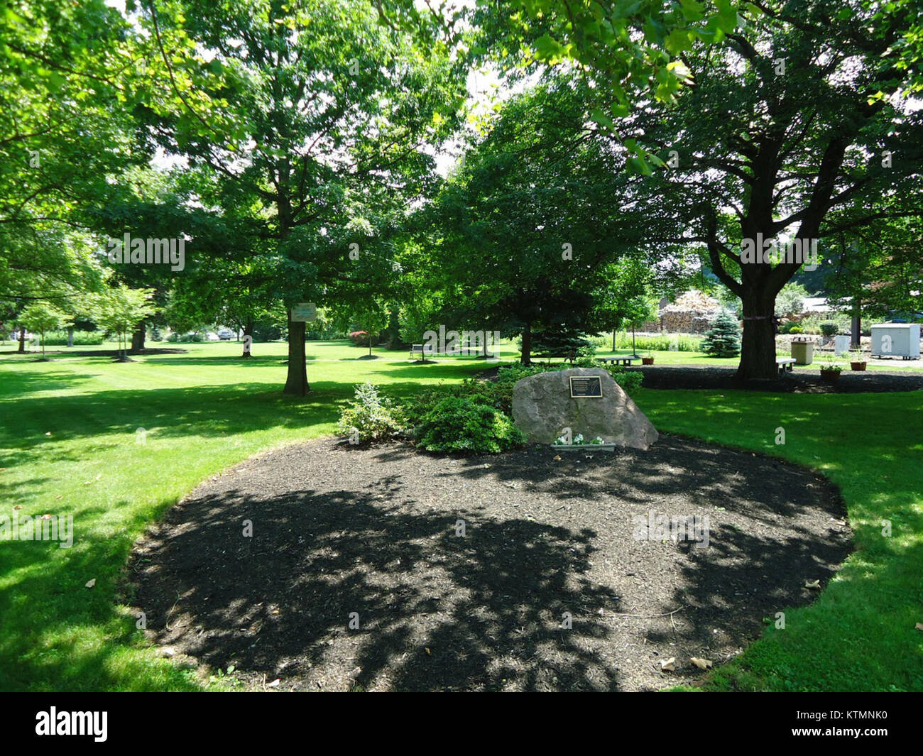 Der öffentliche Park in Berkeley Heights, New Jersey, befindet sich in der Nähe des Bahnhofs und bietet Erholungsmöglichkeiten für die Gemeinde. Es dient als Grünfläche für Bewohner und Besucher zum Entspannen und für Aktivitäten im Freien. Stockfoto
