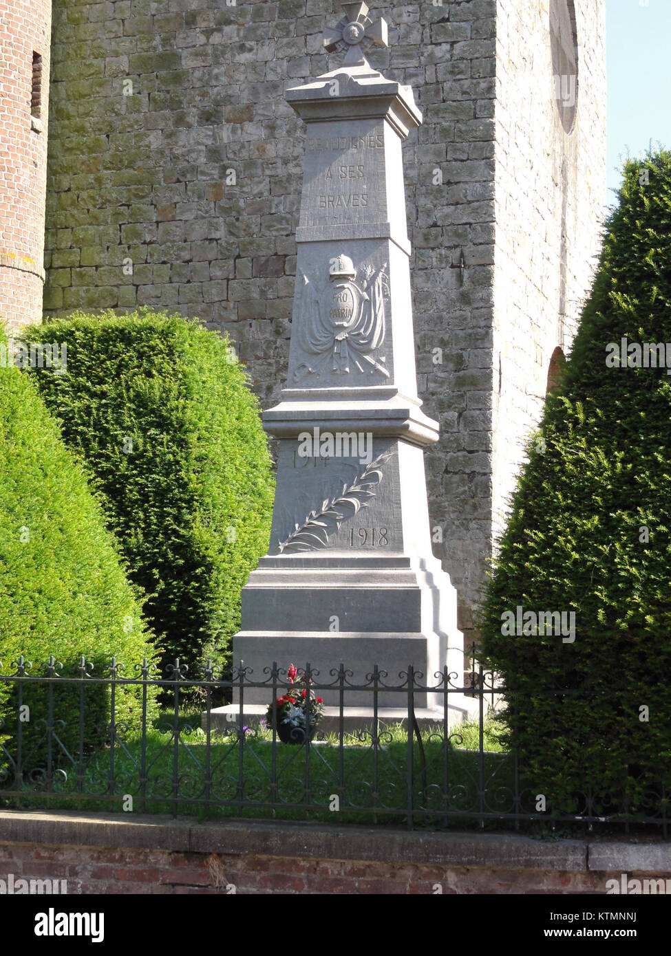 Das Monument aux morts in Beaudignies, Nord, Frankreich, erinnert an die Soldaten, die während der Weltkriege starben. Die Gedenkstätte dient als Hommage an ihr Opfer für Frankreich. Stockfoto