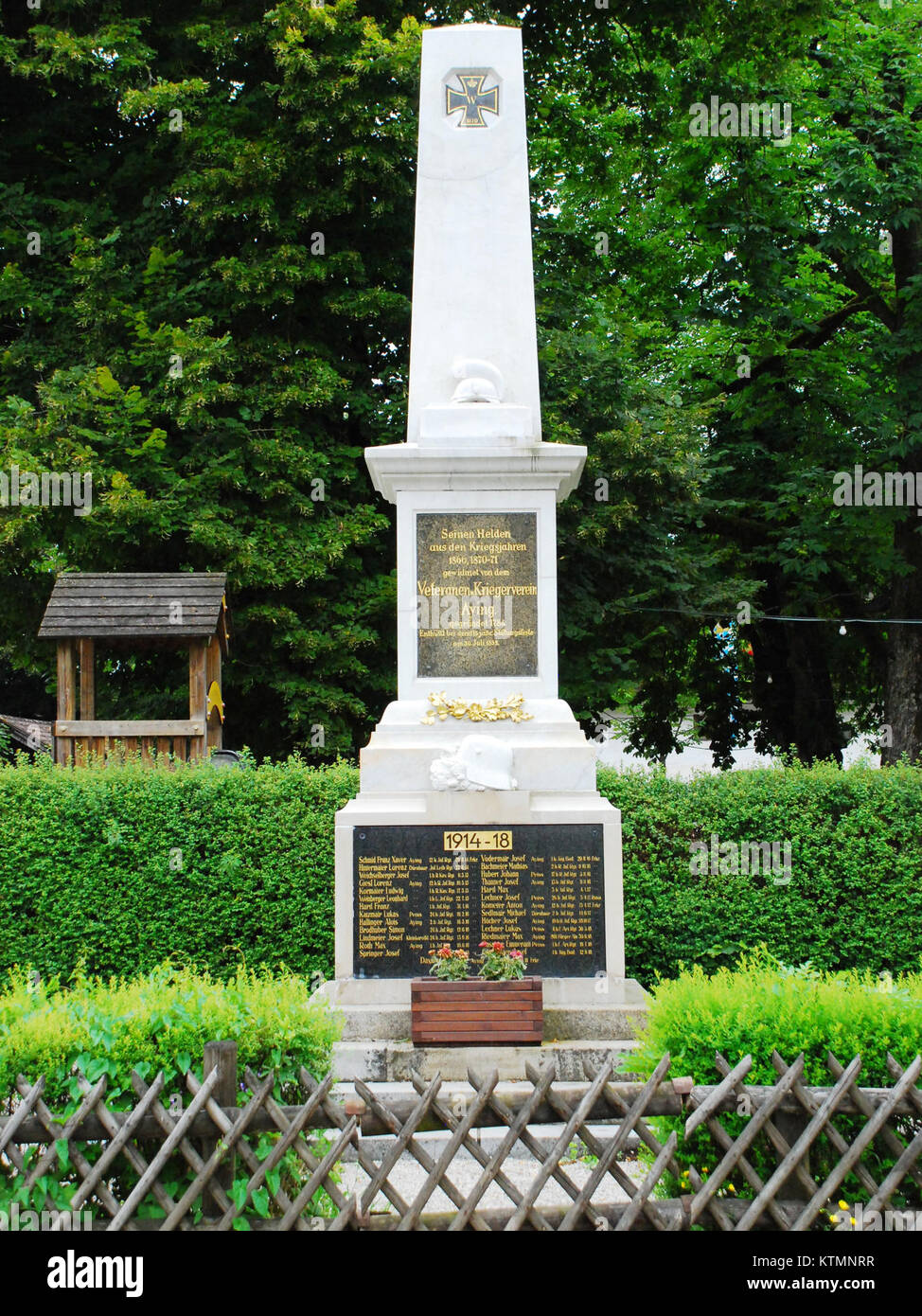 Das Aying Kriegerdenkmal ist ein Kriegsdenkmal in Aying, Deutschland, das den Soldaten gewidmet ist, die während vergangener Konflikte ihr Leben verloren haben. Es steht als Symbol der Erinnerung und historischen Tribut. Stockfoto