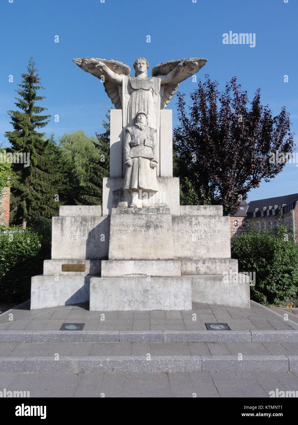 Das Avesnes-sur-Helpe Monument aux Morts ist ein Kriegsdenkmal in Avesnes-sur-Helpe, Frankreich, das den gefallenen Soldaten aus der Region gewidmet ist. Es ehrt diejenigen, die ihr Leben in verschiedenen Konflikten opferten und symbolisiert die historische Bedeutung der Stadt und ihre Erinnerung an Kriegsopfer. Stockfoto