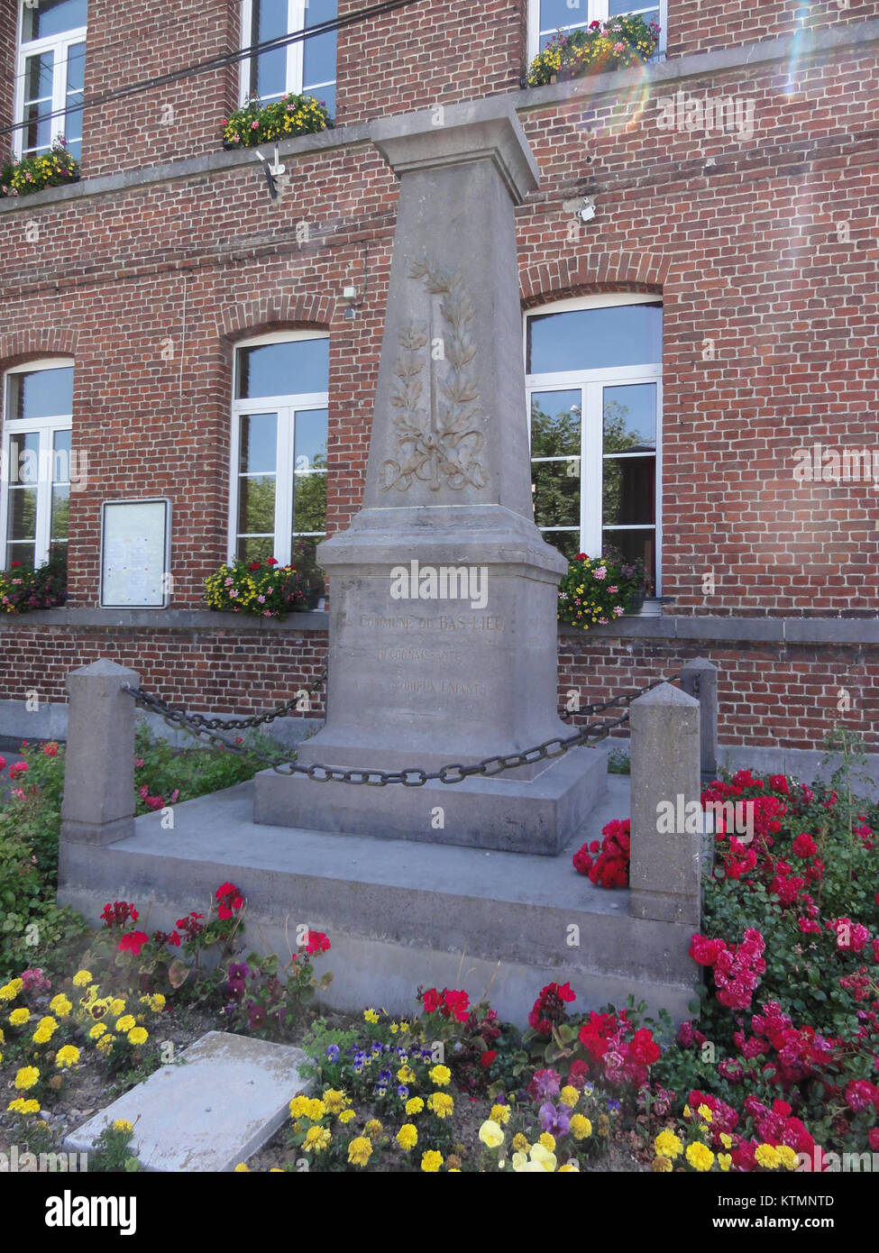 BAS Lieu ist eine Gemeinde in Nordfrankreich, in der ein Denkmal aux morts (Kriegsdenkmal) steht. Dieses Denkmal ehrt diejenigen, die in Kriegen gestorben sind, und spiegelt die Geschichte der militärischen Beteiligung der Region und ihre Hingabe an die gefallenen Soldaten wider. Stockfoto