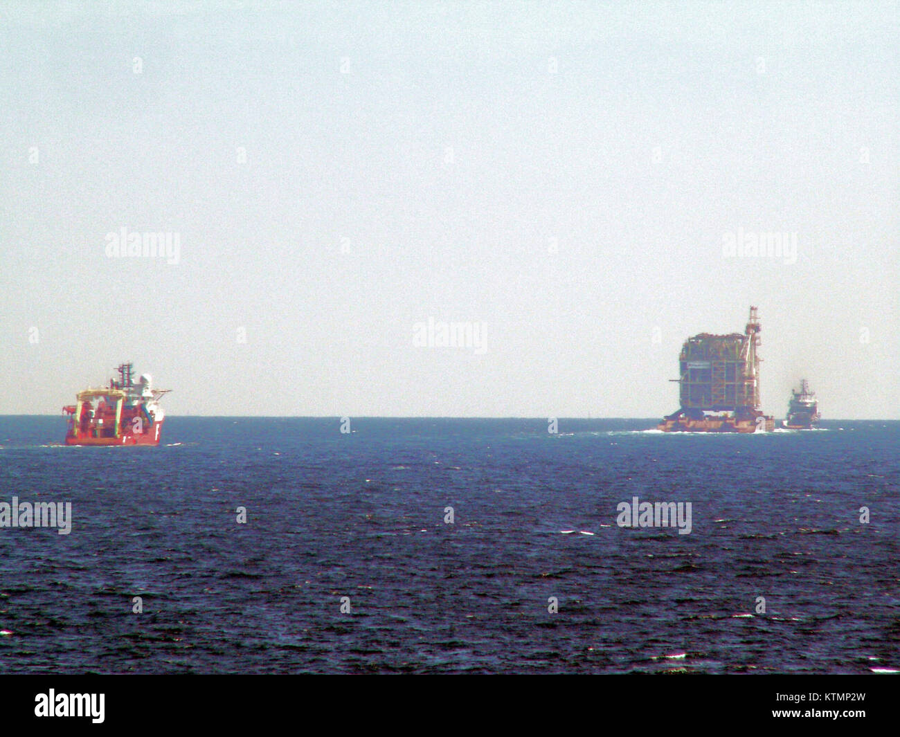 Dieses Bild zeigt einen Binnenschiff in einer maritimen Umgebung vom Juni 2006. Das Schiff, eine Art Flachbodenboot, wird für den Transport von Gütern und Materialien über Gewässer verwendet. Stockfoto