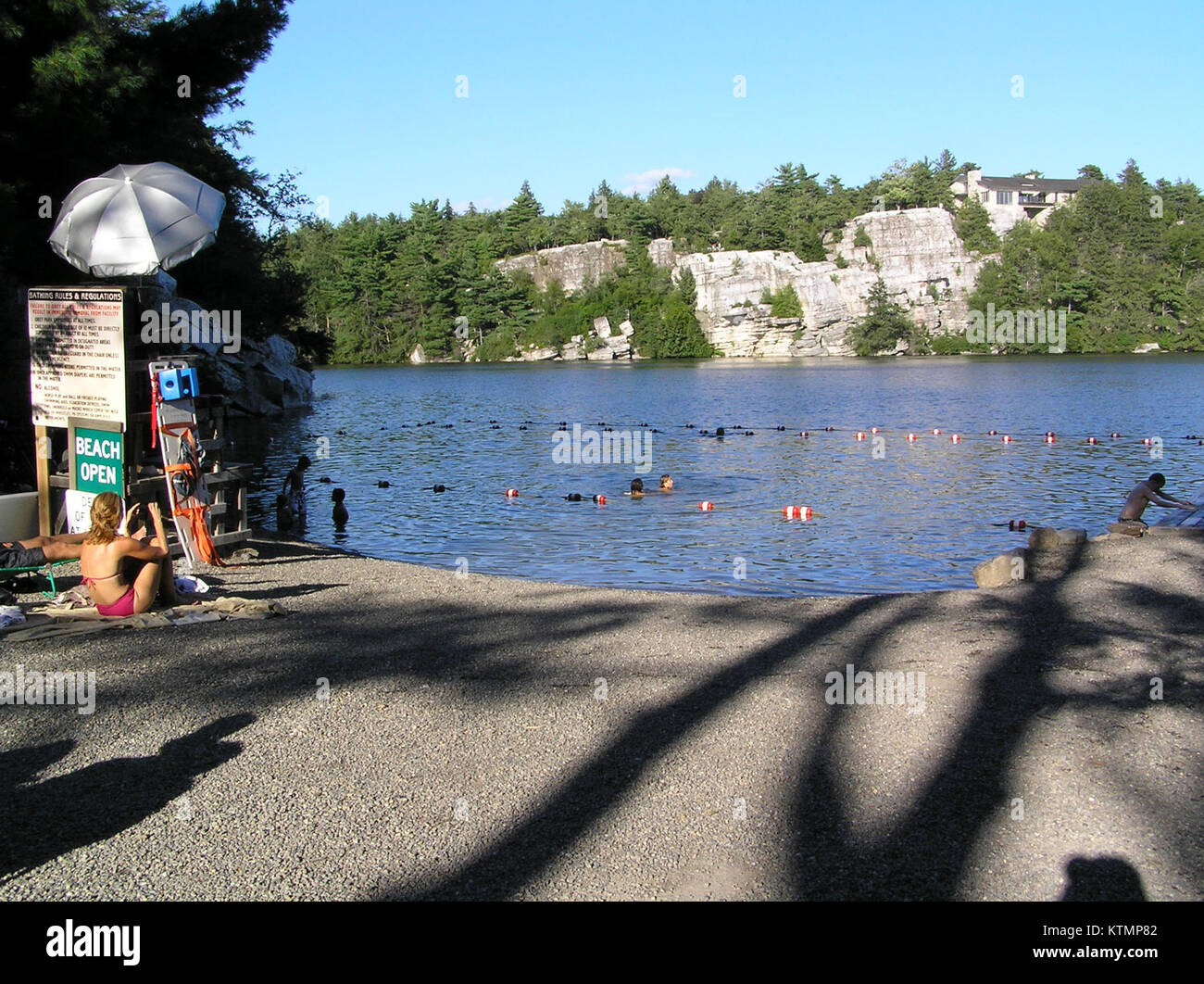 Ein Blick auf den Strand am Lake Minnewaska im Jahr 2011, im Minnewaska State Park Preserve, New York. Es ist bekannt für sein klares Wasser und die umliegende natürliche Schönheit, perfekt für Outdoor-Aktivitäten. Stockfoto