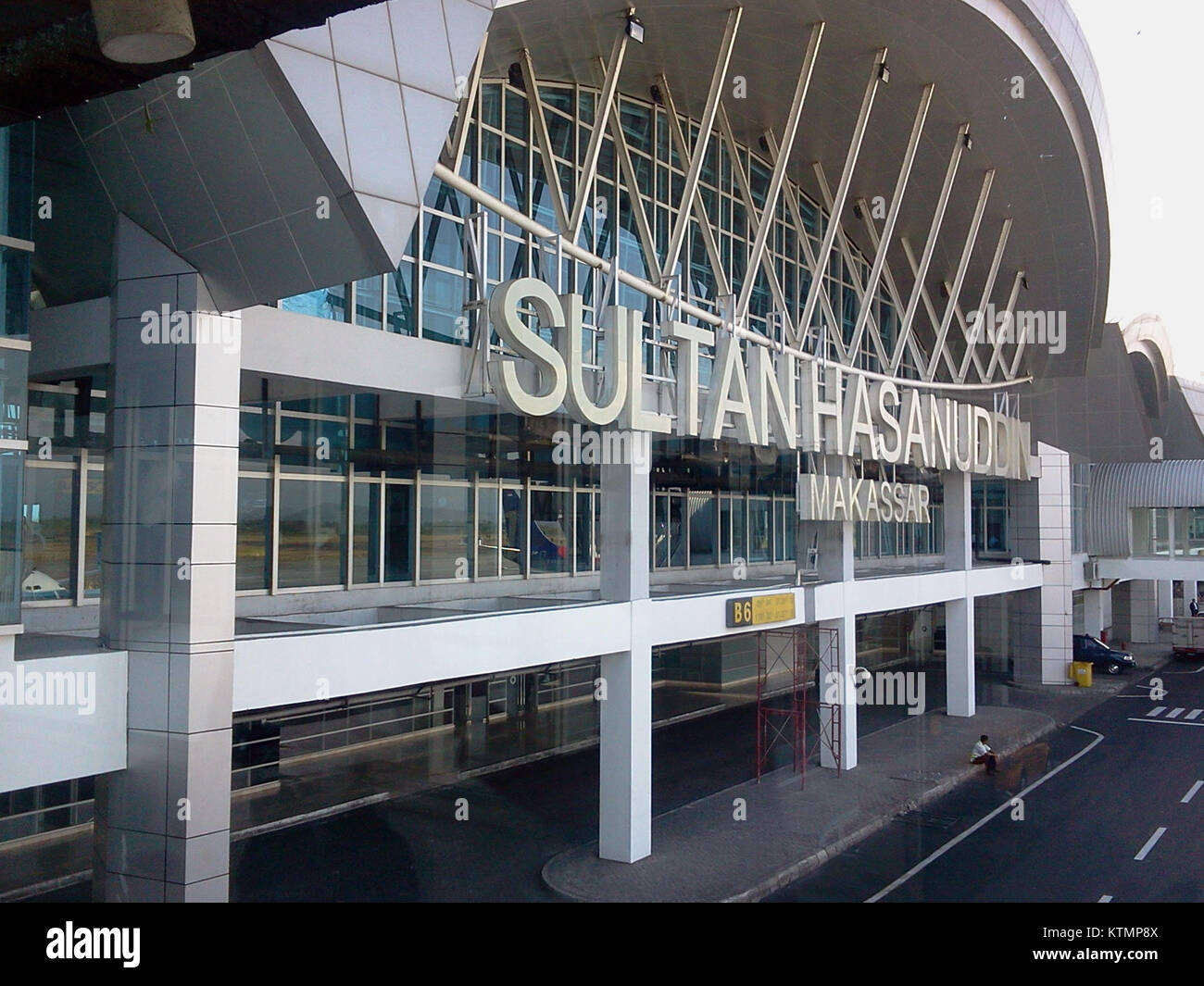 Bandara Sultan Hassanudin in Makassar, Indonesien, ist ein großer internationaler Flughafen, der für seine modernen Einrichtungen und seine strategische Lage in der Region bekannt ist. Stockfoto