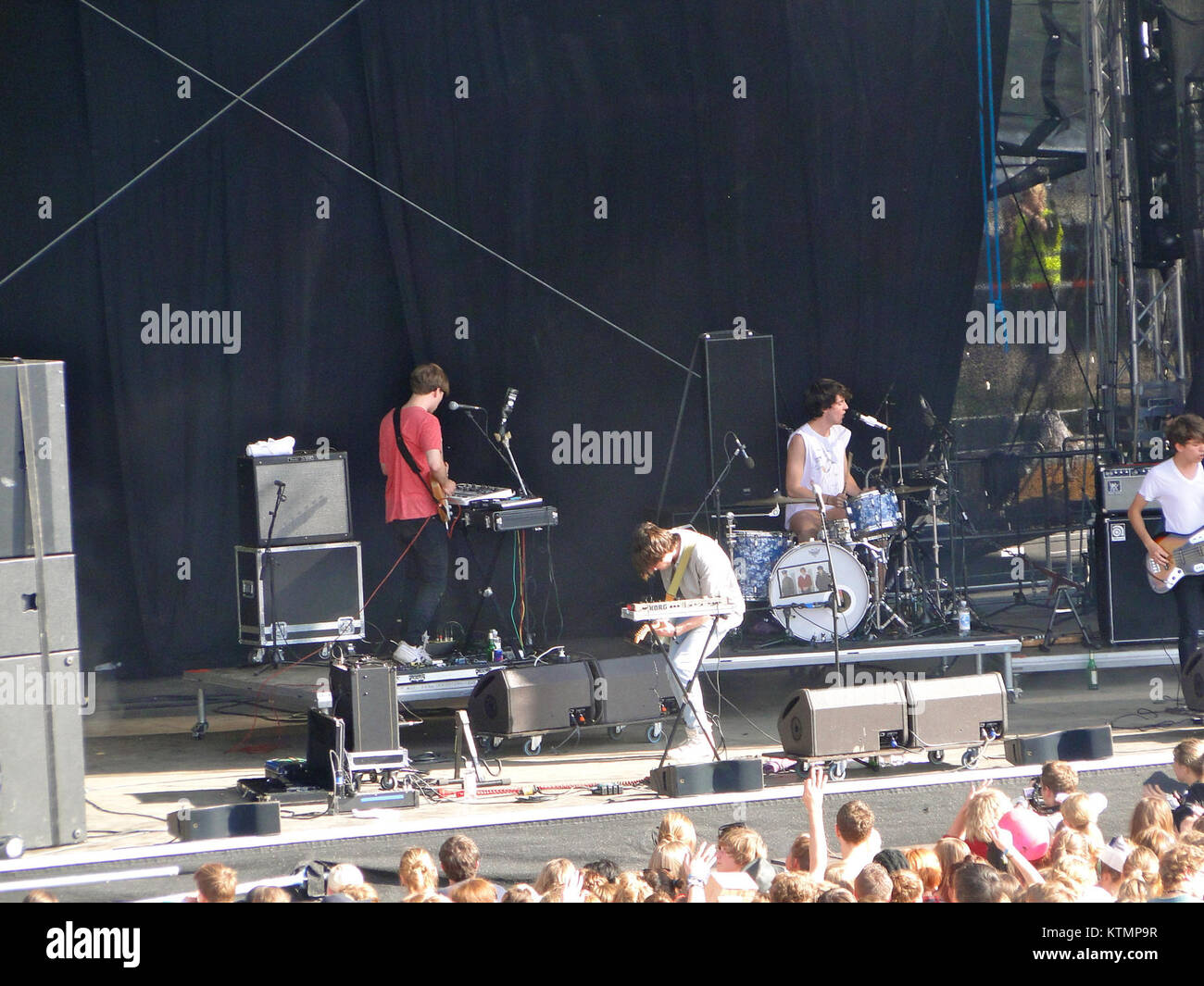 „Beat! Schlag! Beat!“ Ist eine deutsche Musikfernsehshow aus dem Jahr 2001, in der Darbietungen und Musikvideos populärer Künstler gezeigt werden. Das Programm konzentriert sich auf zeitgenössische Musik und ihre kulturelle Wirkung. Stockfoto