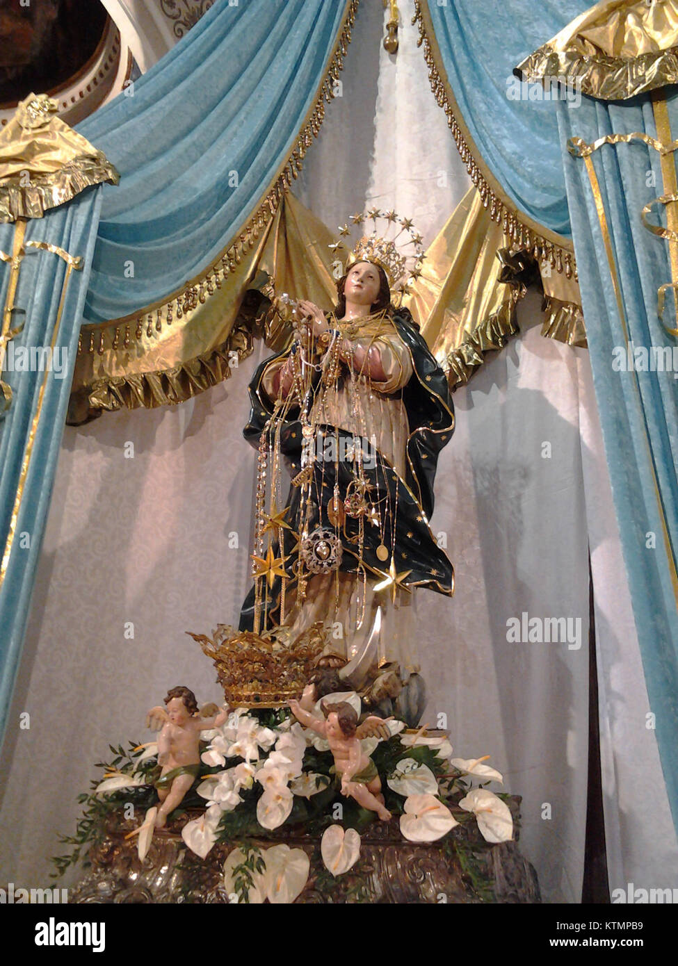 AssuntaAV bezieht sich auf ein Kunstwerk oder eine religiöse Figur, die typischerweise die Himmelfahrt der Jungfrau Maria repräsentiert. Die Darstellung zeigt oft, wie die Jungfrau in den Himmel gebracht wird, ein beliebtes Thema in der christlichen Kunst, insbesondere in Italien während der Renaissance. Stockfoto