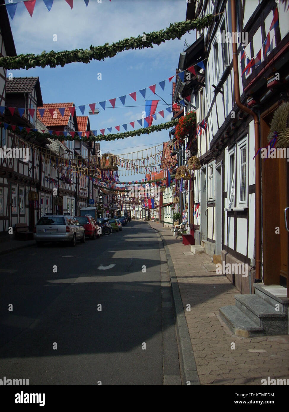 Dieses Bild bezieht sich auf die Dekorationselemente namens Girlanden in Bad Sooden Allendorf, einer Stadt in Deutschland. Diese Girlanden, die bei lokalen Feierlichkeiten verwendet werden, sind Teil der kulturellen und festlichen Traditionen der Stadt, die oft auf Festivals gezeigt werden. Stockfoto