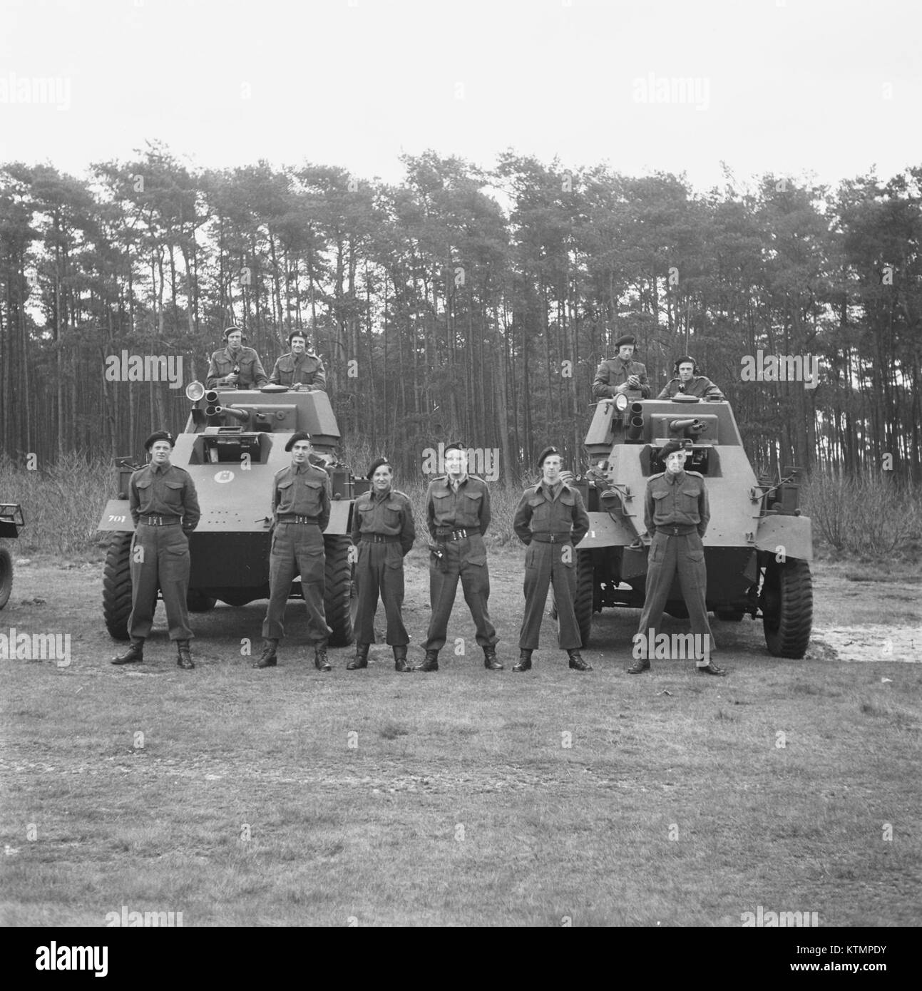 Die "Beediging pantserdivisie" bezieht sich auf das zeremonielle Ereignis, das die Bildung einer Panzerdivision im niederländischen Militär kennzeichnet. Das Bild fängt einen bedeutenden historischen Moment in der Militärgeschichte ein und konzentriert sich auf die Errichtung dieser gepanzerten Division. Stockfoto