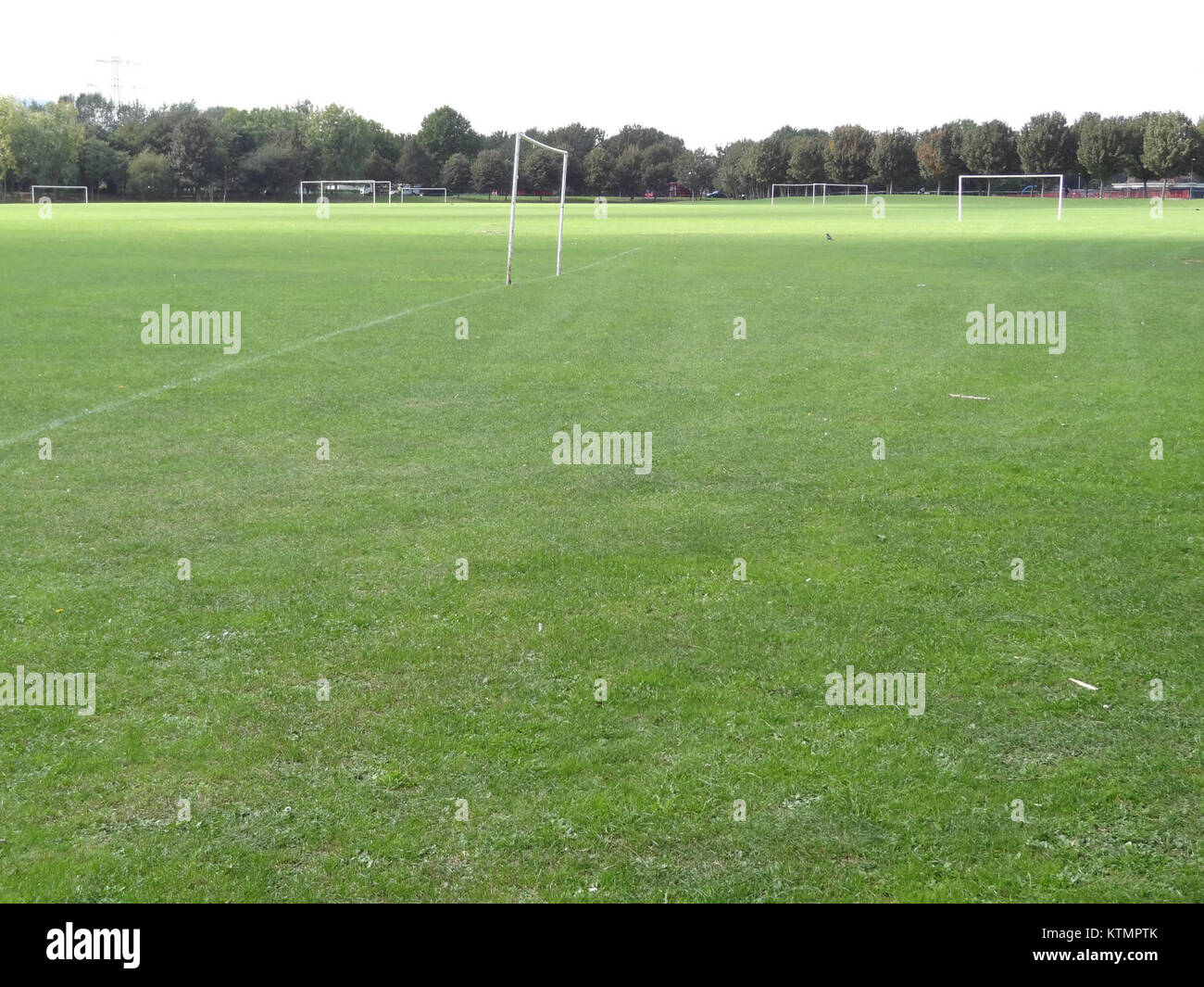 Ein Blick auf die Fußballfelder im Beckton District Park South, wo die Sportanlagen für Freizeitaktivitäten und Fußballspiele gezeigt werden. Stockfoto