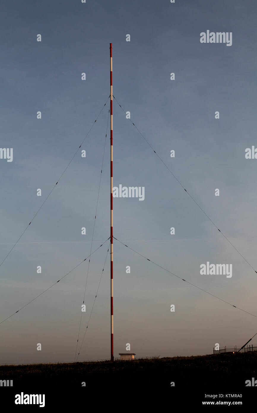 Der Ausblendmast in MÃ¼hlacker, Deutschland, ist eine bedeutende Sendestruktur. Dieses Bild zeigt den Mast und seine überragende Präsenz und Rolle in der Telekommunikation in der Region. Stockfoto
