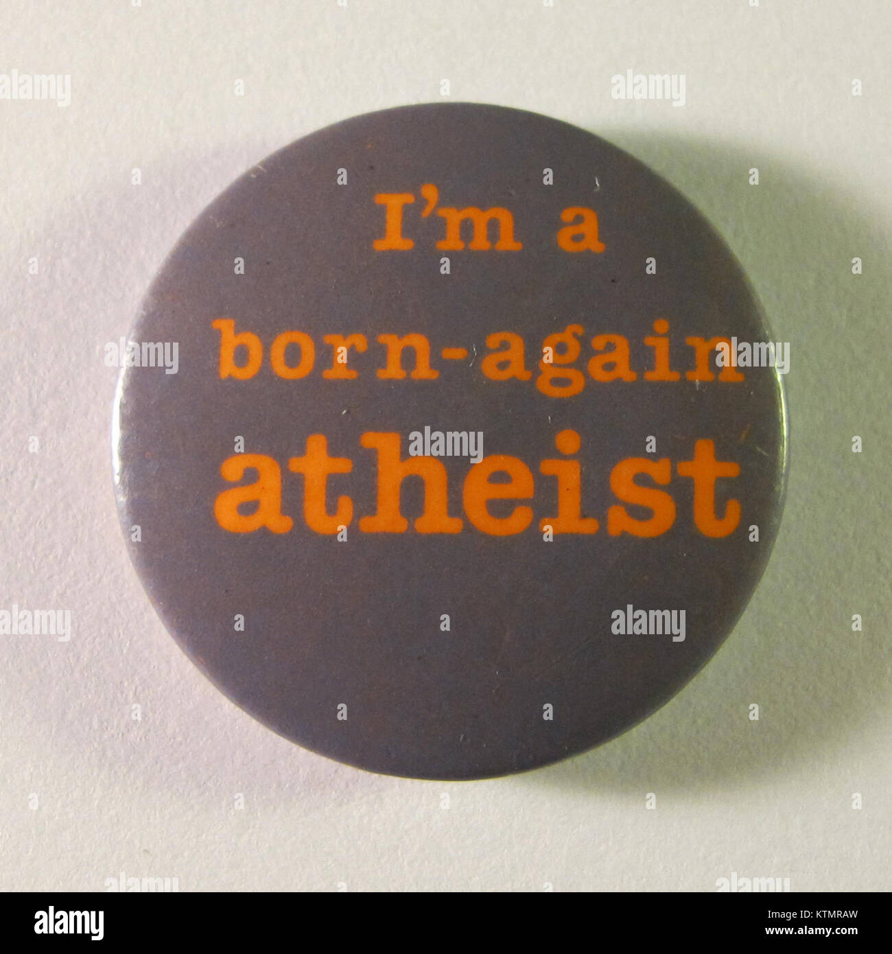 Das Emblem „Born again Atheist“, das um 1987 datiert, steht für eine Zeit zunehmender öffentlicher Debatten und Sichtbarkeit von Säkularismus und Atheismus. Das Abzeichen symbolisiert die wachsende Bewegung der Atheisten in den 1980er Jahren Stockfoto