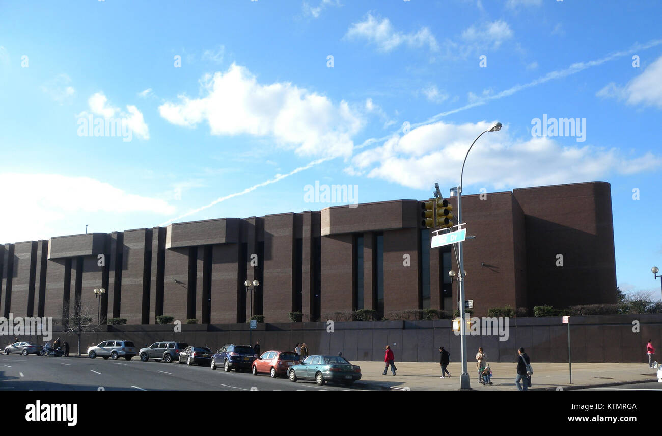 Der ATT Rego Park 62nd Drive Junction Blvd ist ein geschäftiges Stadtviertel in New York City, das für seine Mischung aus Wohn-, Gewerbe- und Kulturräumen bekannt ist. Stockfoto