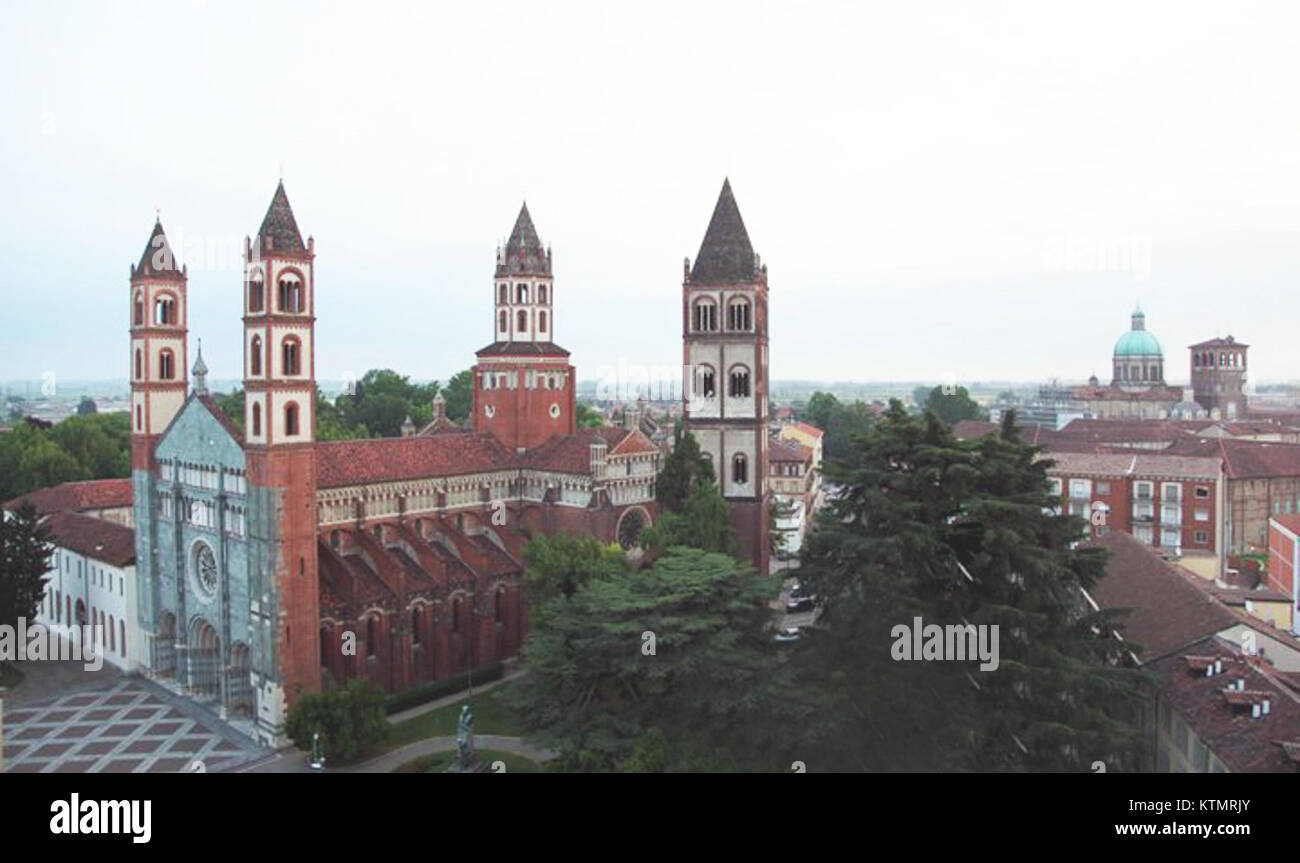Die Basilika di Sant'Andrea in Mantua, Italien, ist ein berühmtes Beispiel für Renaissance-Architektur. Die von Leon Battista Alberti entworfene Basilika ist berühmt für ihre atemberaubende Fassade und die komplizierte Gestaltung des Innenraums. Es war eine bedeutende religiöse Stätte in der Region und ist ein Symbol der italienischen Renaissance-Kunst und -Architektur. Stockfoto
