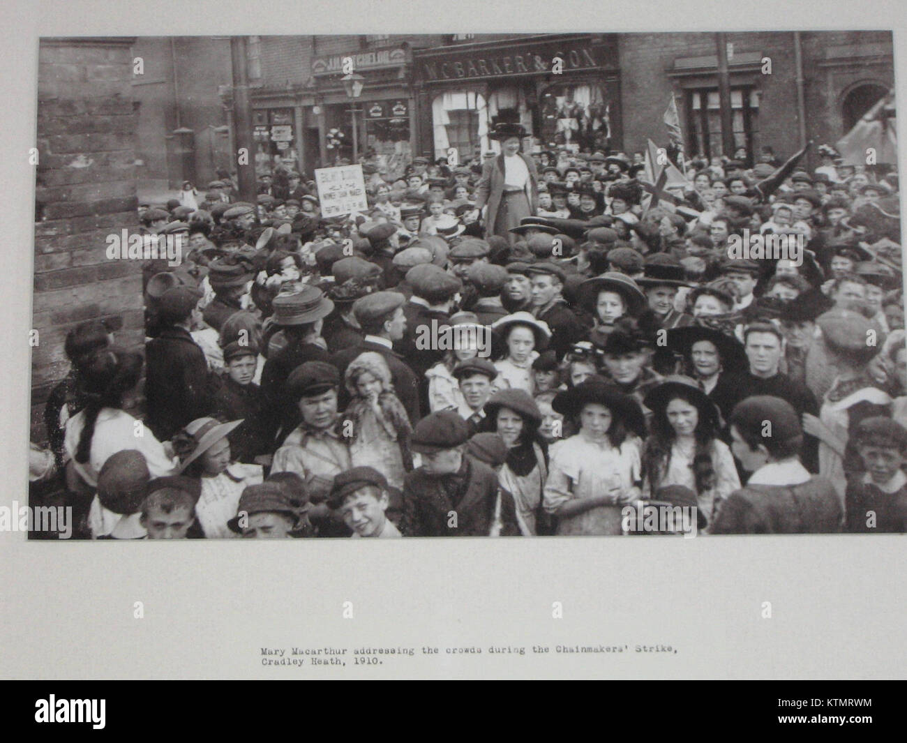 Mary Macarthur war eine prominente britische Arbeiteraktivistin, die für ihre Befürwortung von Frauen- und Arbeitnehmerrechten bekannt war. Sie spielte eine wichtige Rolle in der frühen Arbeiterbewegung und war Gründungsmitglied der National Federation of Women Workers. Stockfoto