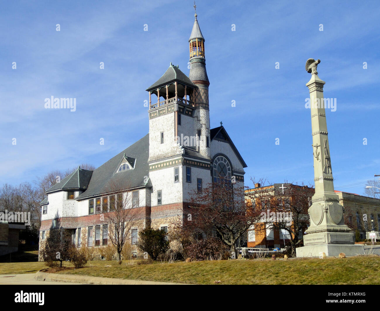 Das Bethel Presbyterian Church and Soldiers Monument in Marlborough, Massachusetts, repräsentiert historische und kulturelle Bedeutung und erinnert sowohl an religiöse als auch militärische Beiträge. Stockfoto