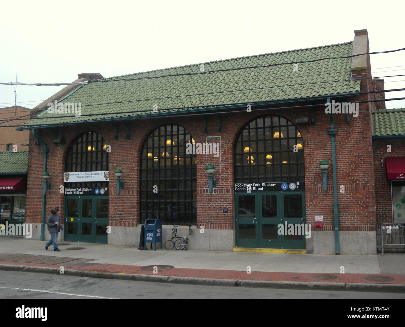 Ein Foto mit dem Titel „B116 IND sta cloudy jeh“ zeigt eine Industrieszene mit einer Fabrik oder einem Industriebau unter bewölktem Himmel. Das Bild fängt das Äußere des Gebäudes ein und betont seine industrielle Architektur und die bewölkten Wetterbedingungen. Stockfoto