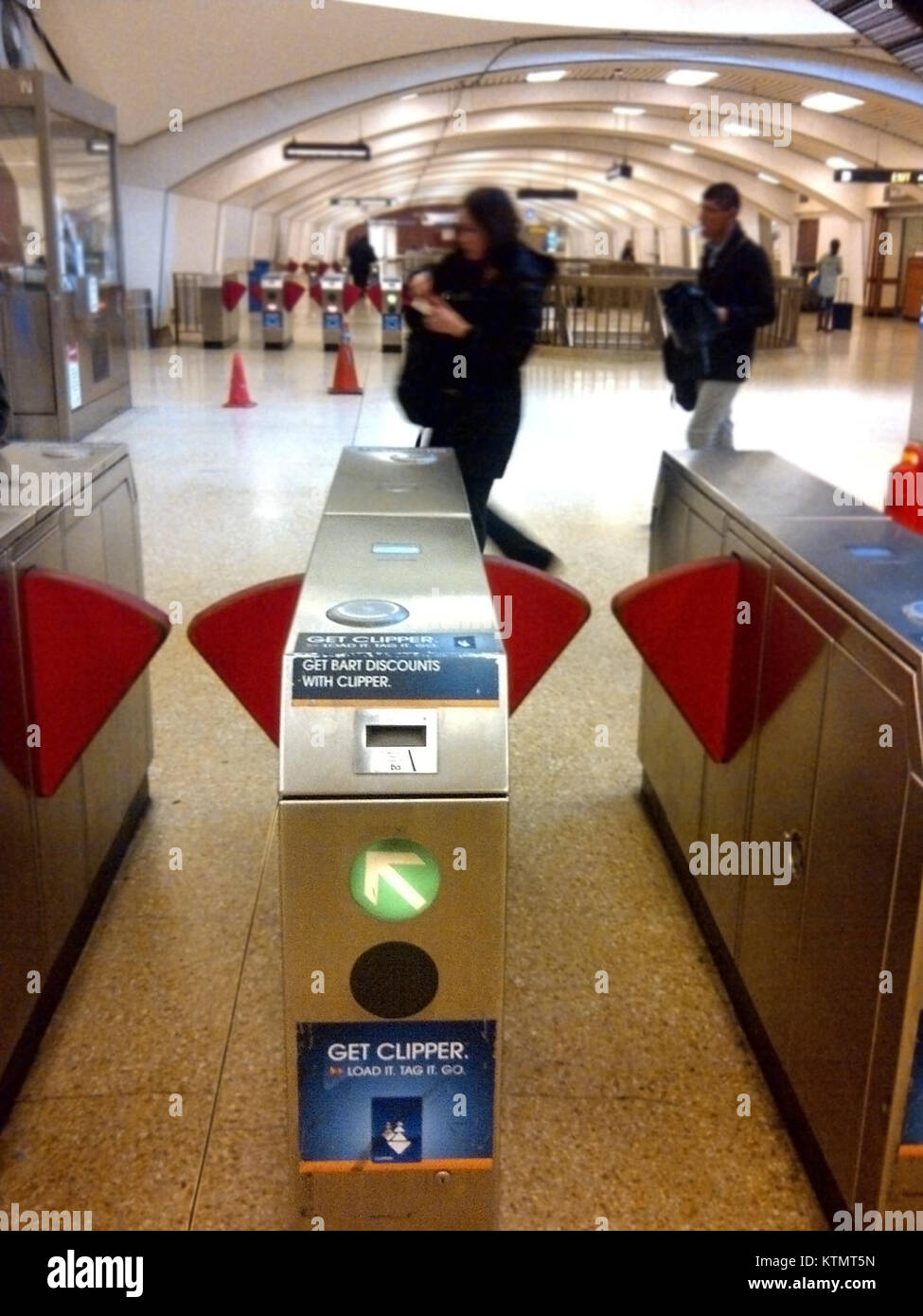 Das BART-Ticket-Tagging-Check-in-System ist ein automatisierter Prozess, der vom Bay Area Rapid Transit (BART)-System in der San Francisco Bay Area verwendet wird. Sie ermöglicht es den Fluggästen, mit ihren Tickets schnell ein- und auszuchecken, was den Einstieg vereinfacht und die Effizienz des Transitsystems verbessert. Stockfoto