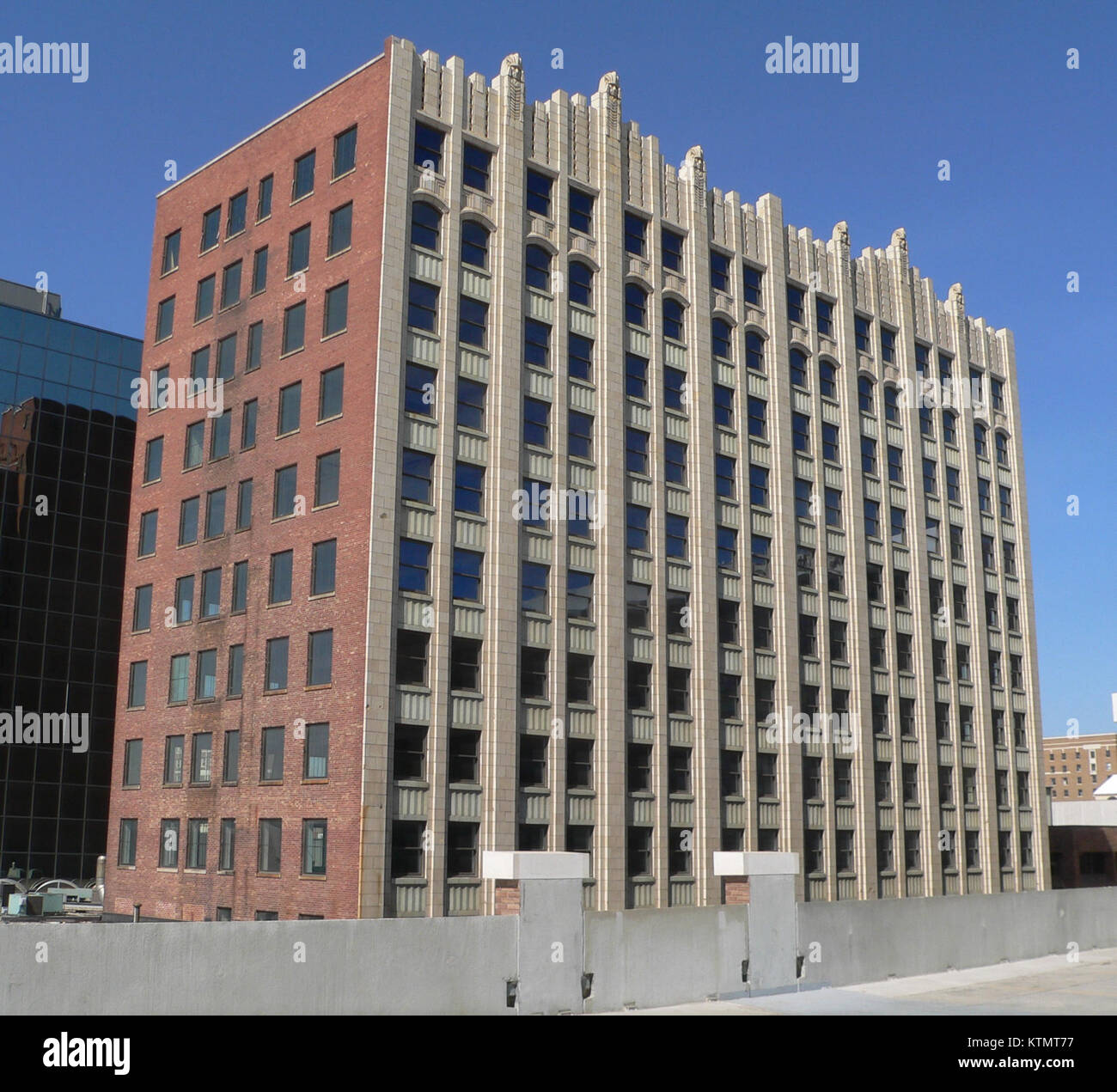 Das Bild zeigt den oberen Teil des Badgerow-Gebäudes aus Südosten. Dieses historische Gebäude in den Vereinigten Staaten ist bekannt für seine architektonischen Merkmale und seine Prominenz in der lokalen Skyline. Stockfoto