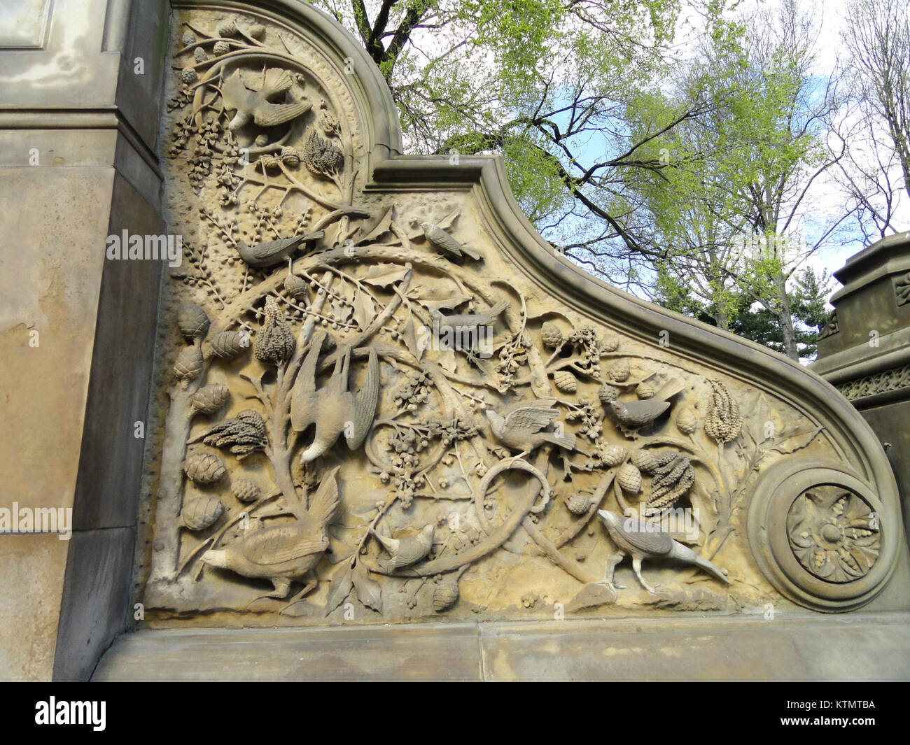 Ein Foto von Bethesda Terrace im Central Park, New York City, zeigt seine architektonische Schönheit und historische Bedeutung als öffentlicher Raum. Stockfoto