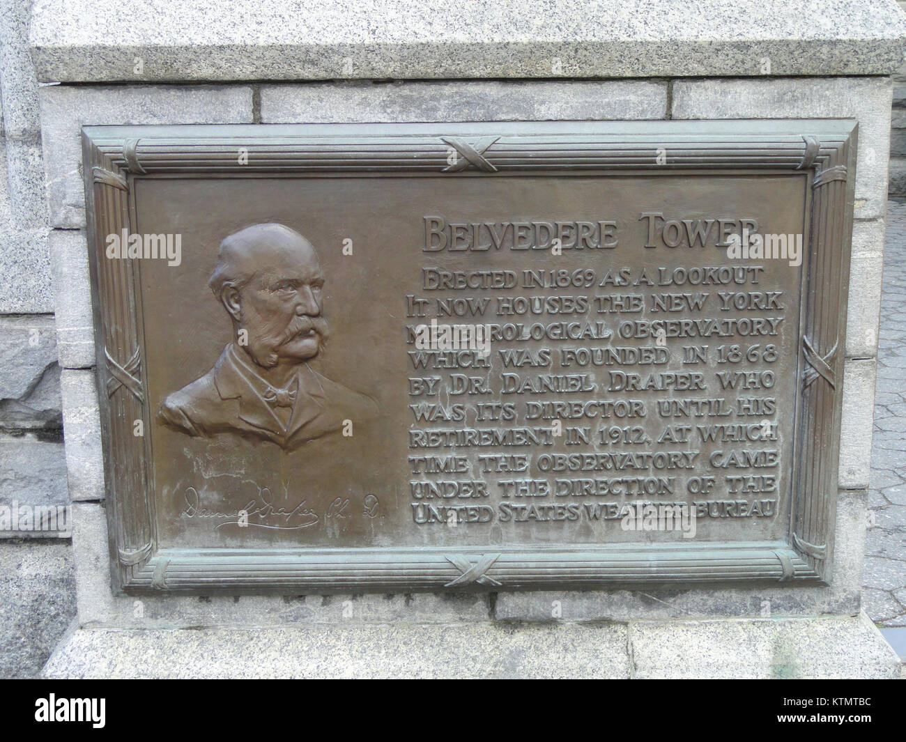 Das Belvedere Castle im Central Park, New York City, ist ein Wahrzeichen. Dieses Gebäude aus dem 19. Jahrhundert bietet eine malerische Aussicht und ist ein Beispiel für die neugotische Architektur. Stockfoto