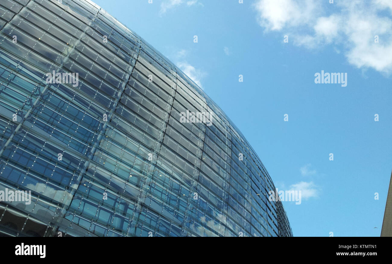 Das Aviva Stadium ist ein vielseitiger Sport- und Unterhaltungsort in Dublin, Irland. Bekannt für seine einzigartige Architektur, bietet es Rugby, Fußball und Konzerte und ist ein wichtiges kulturelles und sportliches Wahrzeichen der Stadt. Stockfoto