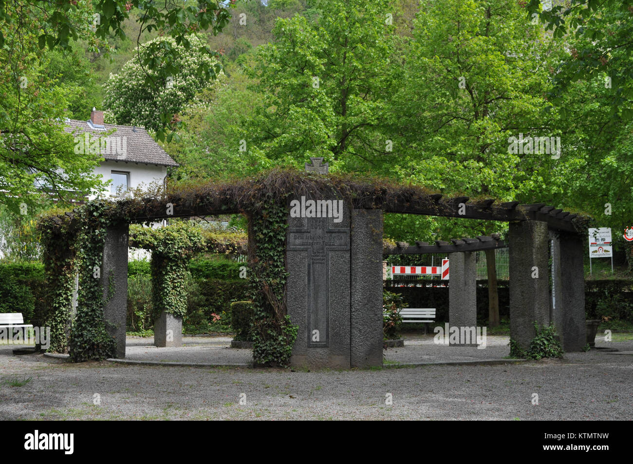 Eine Fotografie des Gefallenen Ehrenmals in Auerbach, Deutschland, aus einer Frontalansicht aufgenommen. Das Denkmal ehrt diejenigen, die im Krieg gefallen sind, und dient als historische und kulturelle Hommage. Stockfoto