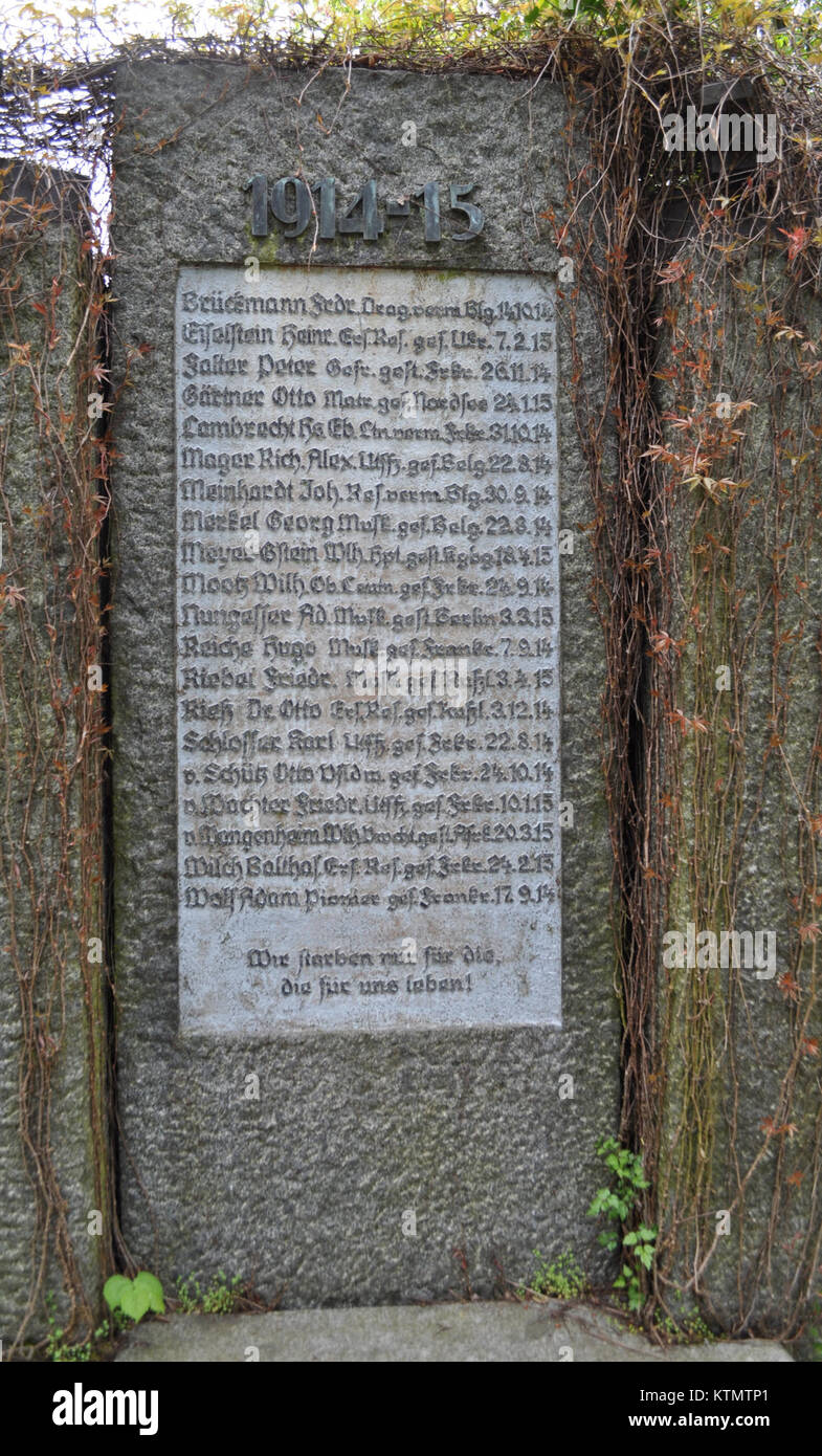 Dieses historische Denkmal, *Gefallenen Ehrenmal*, von Auerbach, erinnert an die gefallenen Soldaten der Jahre 1914-1915, als Hommage an die Opfer des Ersten Weltkriegs Stockfoto