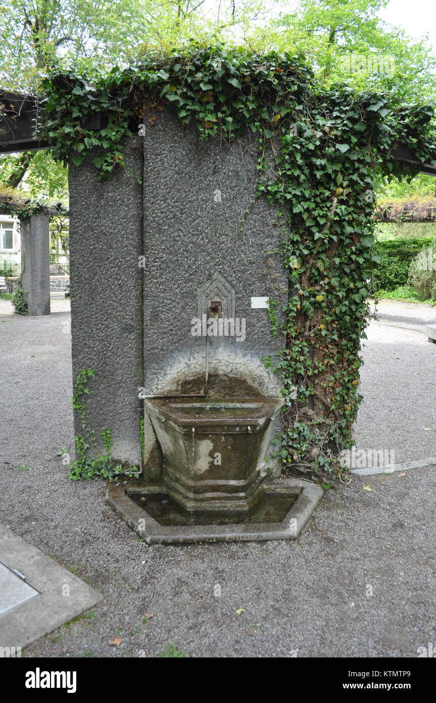 Das Gefallene Ehrenmal in Auerbach erinnert an das Leben von Soldaten, die während des Krieges ums Leben kamen. Das Denkmal umfasst einen Brunnen als Teil seines Entwurfs, der das Gedenken symbolisiert und die Gefallenen ehrt. Stockfoto