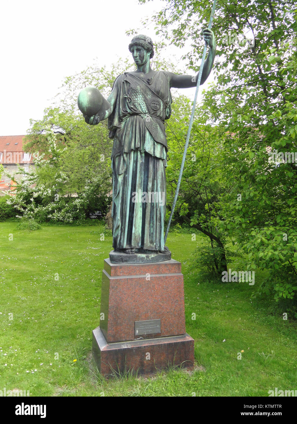 Die Statue der Athena Lemnia im Botanischen Garten von Kopenhagen ist eine klassische griechische Skulptur. Es ist eine Darstellung der Göttin Athena, bekannt für ihre historische Bedeutung und ihren künstlerischen Wert. Die Statue ist Teil der Sammlung des botanischen Gartens und bietet Besuchern einen Einblick in die klassische Kunst und die antike griechische Mythologie. Stockfoto