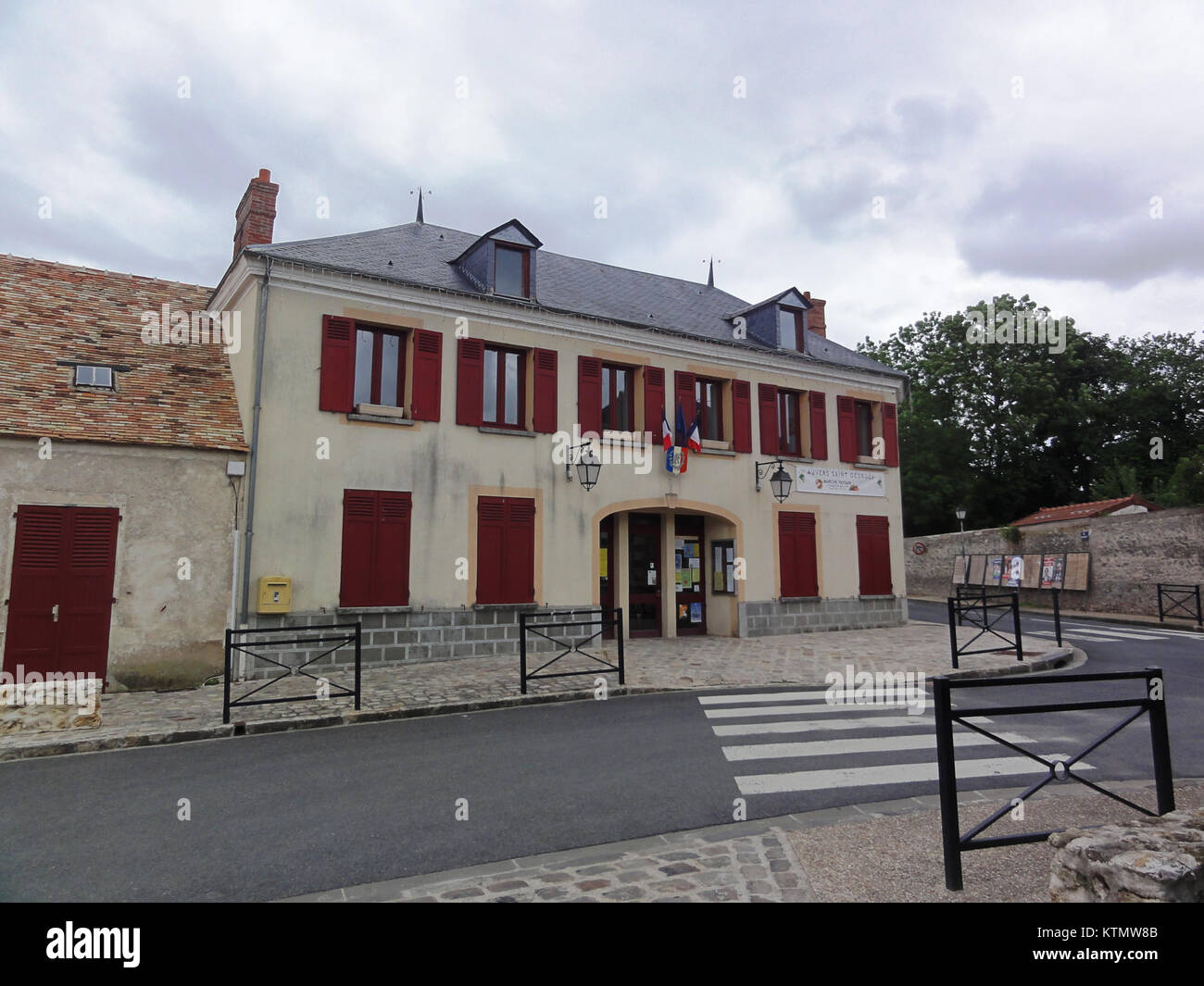 Auvers-Saint-Georges ist eine Gemeinde im Département Essonne in Frankreich, die für ihr historisches Rathaus (Mairie) bekannt ist. Das Gebäude ist ein wichtiges Wahrzeichen in der Region und spiegelt den französischen Architekturstil und die lokale Geschichte wider. Stockfoto