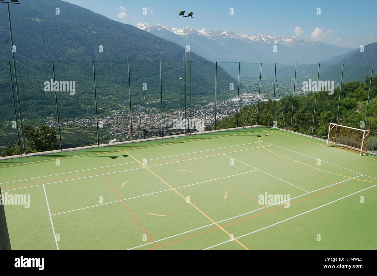 Baruffini Campo Sportivo ist ein Sportplatz in Italien. Es ist bekannt für verschiedene lokale Sportveranstaltungen und Aktivitäten in der Gemeinschaft, die als Erholungsraum für Athleten und Bewohner dienen. Stockfoto