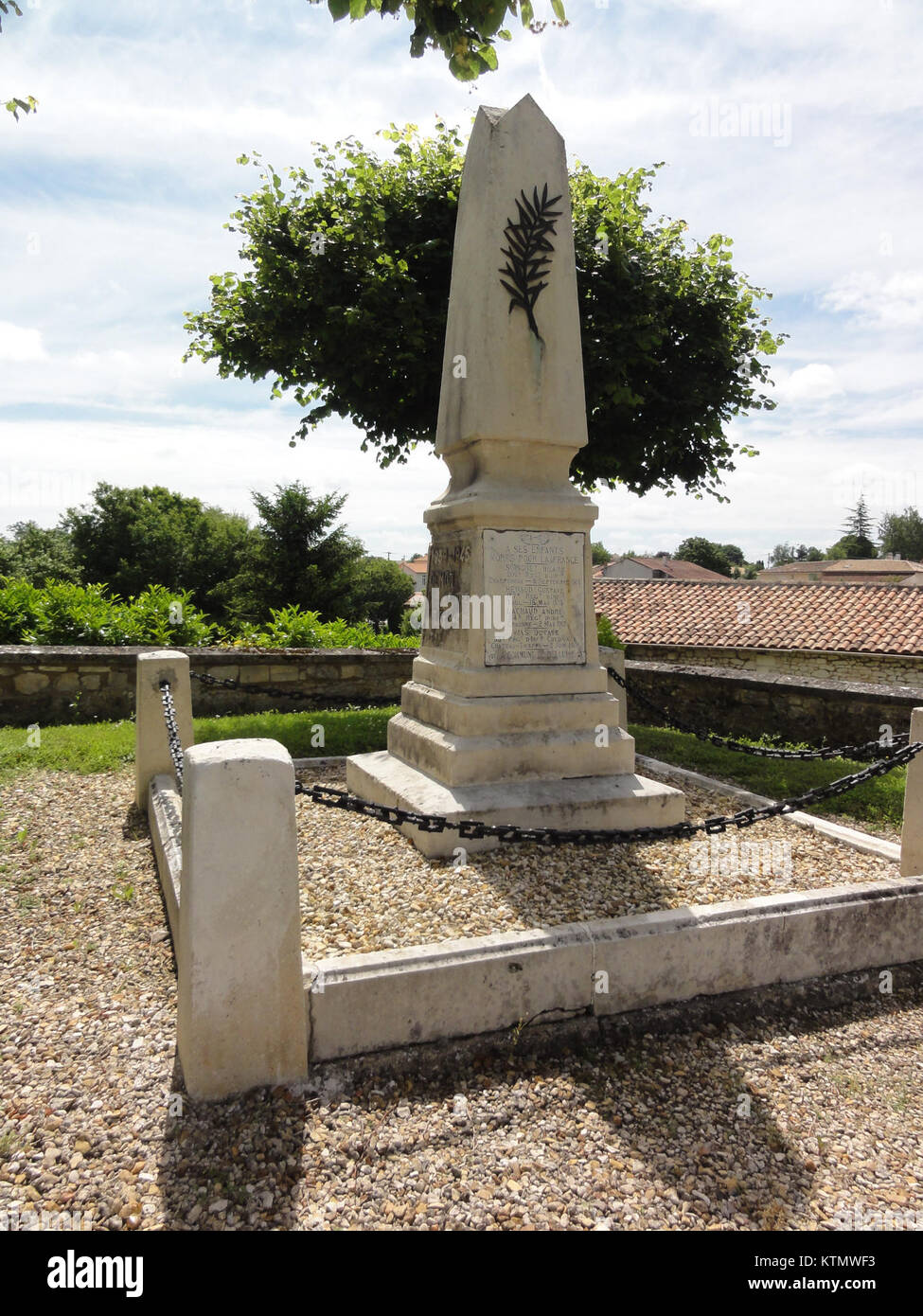 Das Monument aux Morts in Belluire, Charente Maritime, ist eine Gedenkstätte für diejenigen, die während des Krieges starben. Sie spiegelt die Geschichte der Region und das Gedenken an gefallene Soldaten wider. Stockfoto