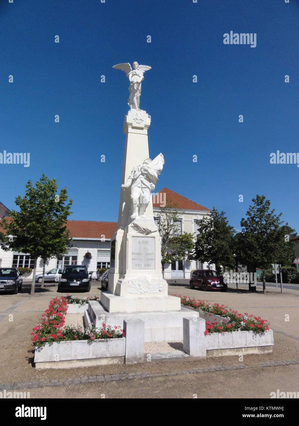 Das Monument aux Morts in Azur (Landes) erinnert an die gefallenen Soldaten des Ersten Weltkriegs und dient als Erinnerungssymbol für die Gemeinde. Stockfoto