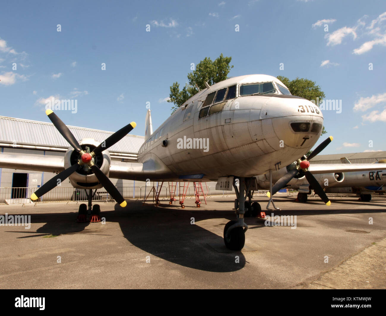 Die Avia Av 14T, eine Variante der sowjetischen Il-14, die von der tschechischen Luftwaffe genutzt wird, ist hier in einem historischen Bild dargestellt. Die Flugzeuge wurden während ihrer Dienstzeit für verschiedene militärische Zwecke eingesetzt. Stockfoto