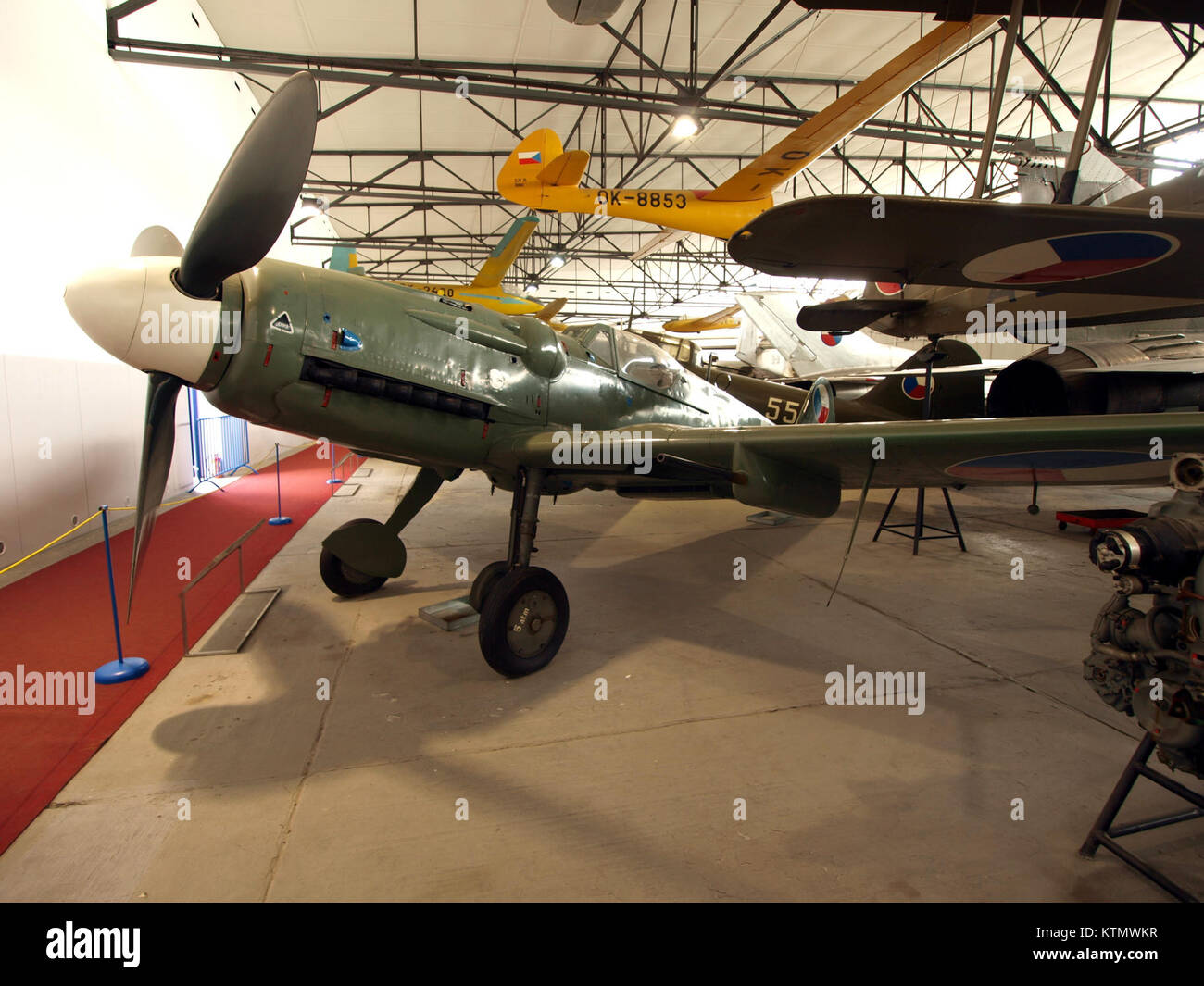 Die Avia S 199 ist eine in Tschechien gebaute Variante des Jagdflugzeugs Messerschmitt Bf 109. Das Flugzeug, auch bekannt als „Czech Bf 109“, wurde nach dem Zweiten Weltkrieg hergestellt und von der tschechischen Luftwaffe eingesetzt. Diese spezielle Version, die UF 25, war eine der letzten, die gebaut wurde. Es hat die gleichen Konstruktionsmerkmale wie das Original Bf 109, jedoch mit einigen Änderungen, um die tschechische Fertigung zu unterstützen. Stockfoto