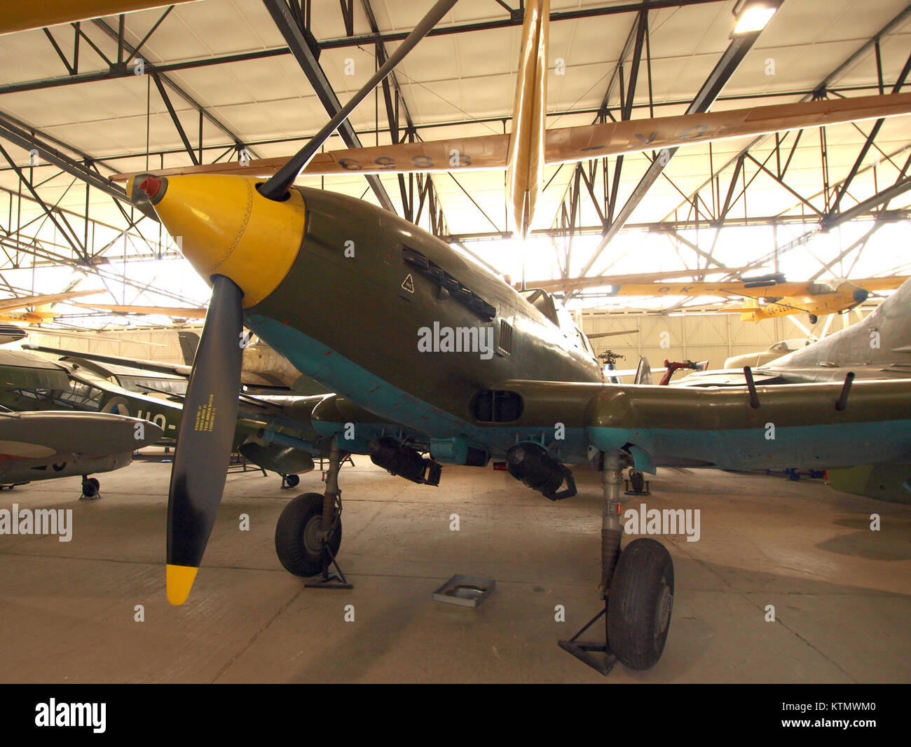Dieses Bild zeigt eine Avia B 33, ein tschechisches Militärflugzeug aus den 1950er Jahren, identifiziert mit der Seriennummer 5502. Das Flugzeug, auch Iljusin Il019 Beast genannt, gehörte während des Kalten Krieges zur Flotte der tschechischen Luftwaffe, wobei die markanten VU 2475-Markierungen sichtbar waren. Stockfoto