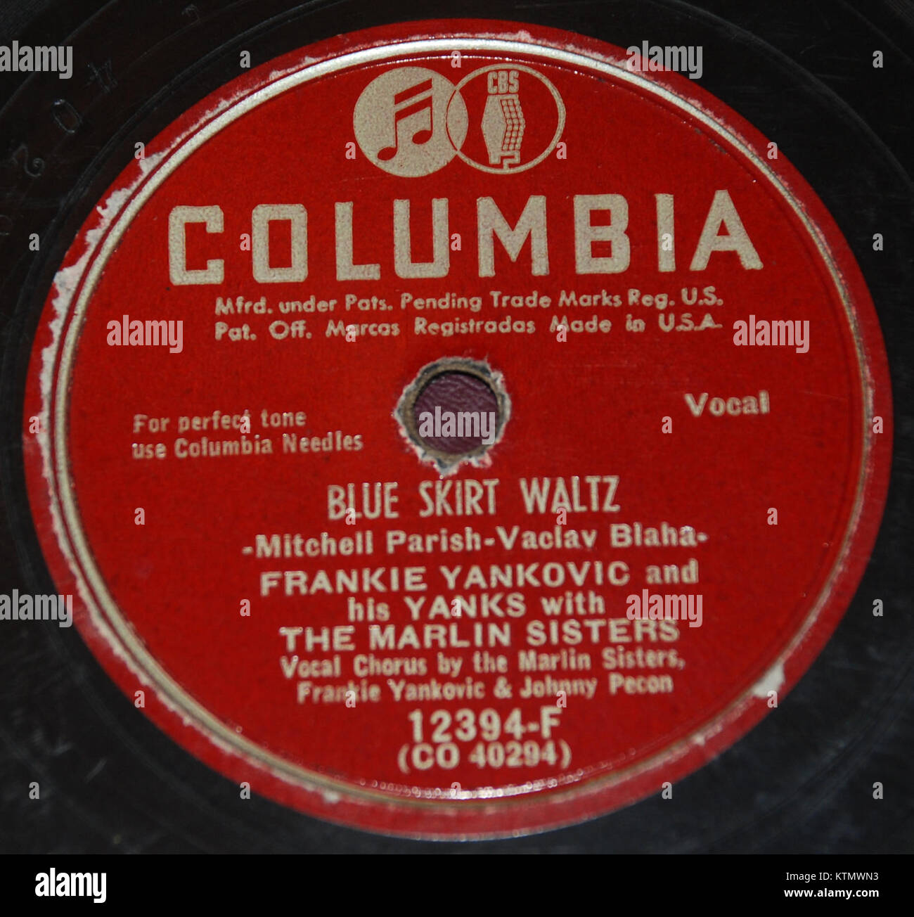 Eine Fotografie von Frankie Yankovic, dem bekannten Polka-Musiker, der den „Blauen Rock Walzer“ aufführt. Dieses Stück ist ein Klassiker des Polka-Genres und zeigt Yankovics Beitrag zur traditionellen amerikanischen Musik. Stockfoto