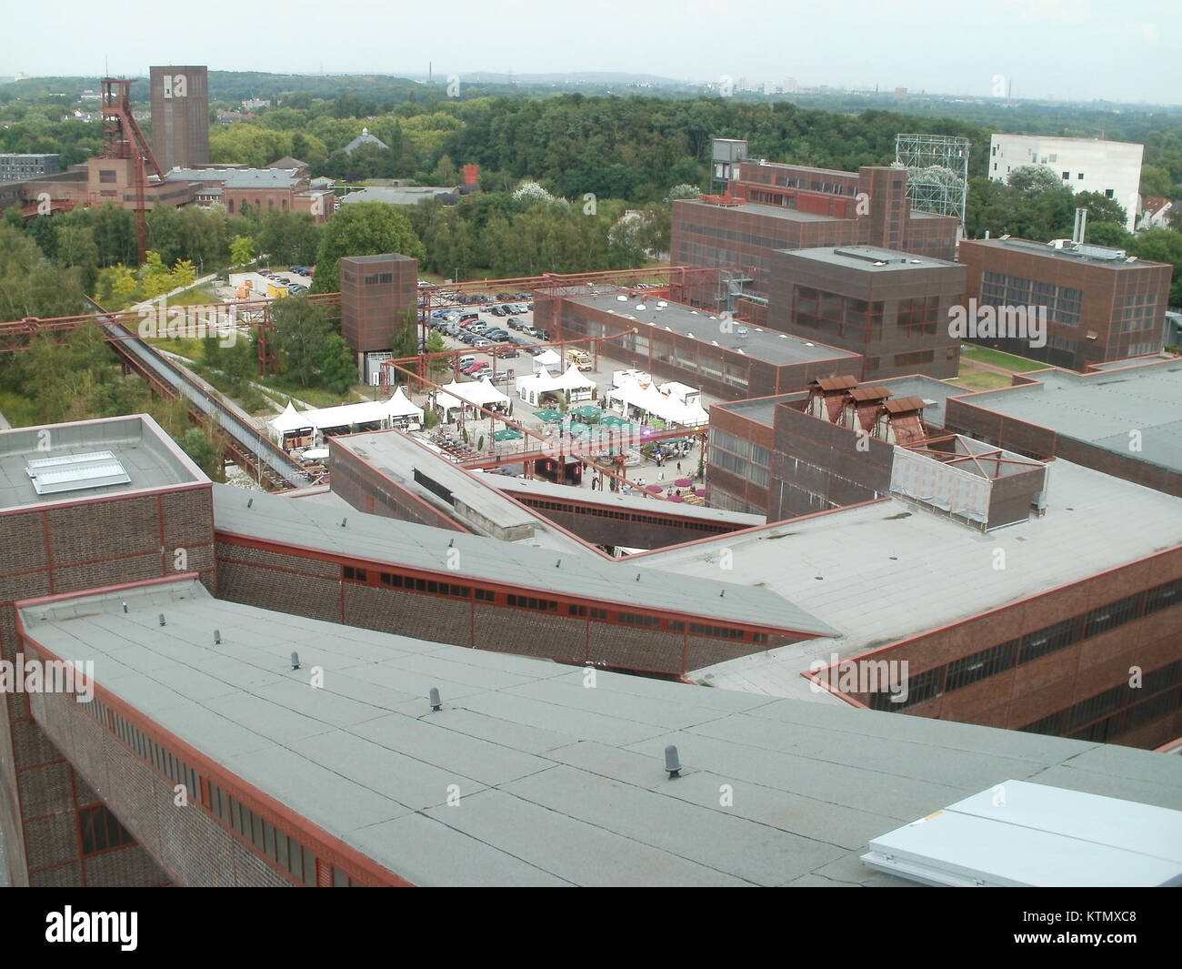 Der Zeche Zollverein in Essen ist ein ehemaliges Kohlebergwerk, das zu Kulturstätte wurde. Die Aussichtsplattform bietet einen Panoramablick auf die historische Stätte, die seine industrielle Vergangenheit und aktuelle kulturelle Bedeutung widerspiegelt. Stockfoto