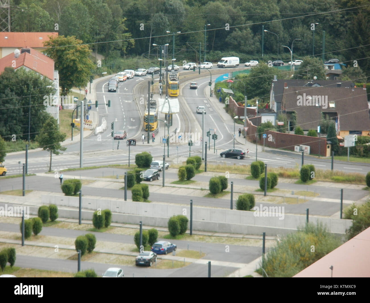 Die Aussicht Plattform in der Zeche Zollverein in Essen bietet einen Panoramablick auf das ehemalige Kohlebergwerk, das heute zum UNESCO-Weltkulturerbe gehört. Die Plattform bietet den Besuchern einen malerischen Überblick über das industrielle Erbe und die architektonischen Merkmale des Industriekomplexes Zollverein Kohlebergwerk und spiegelt seine historische und kulturelle Bedeutung in der Region wider. Stockfoto