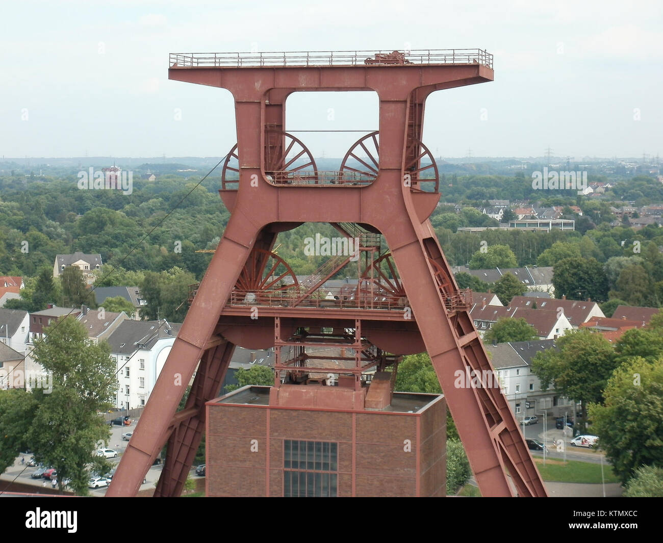 Blick von der Aussichtsplattform Zeche Zollverein, Essen, aufgenommen am 24. August 2012. Die Zeche Zollverein ist ein historisches Kohlebergwerk und Industriekomplex, das heute zum UNESCO-Weltkulturerbe gehört und für seine Architektur und kulturelle Bedeutung bekannt ist. Stockfoto