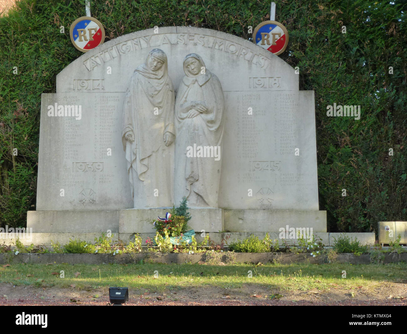 Das Attigny Monument aux morts in der französischen Ardennen-Region ehrt Soldaten, die im Ersten Weltkrieg ihr Leben verloren haben. Das Monument ist eine prominente Gedenkstätte in der Region, die die Geschichte der Region und die Opfer während des Krieges widerspiegelt. Stockfoto