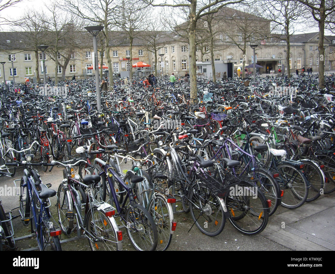 Der Bahnhof GÃ¶ttingen ist ein bedeutender Bahnhof in GÃ¶ttingen, Deutschland, der als wichtiger Verkehrsknotenpunkt dient. Sie verbindet verschiedene regionale und internationale Zugverbindungen. Stockfoto