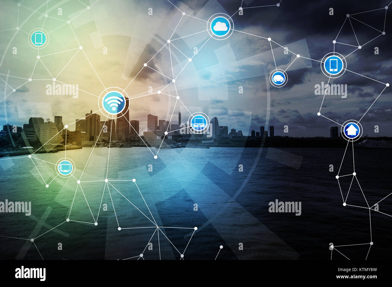 Smart City und wireless communication network, IoT (Internet der Dinge), ICT (Information Communication Technology), digitale Transformation Stockfoto